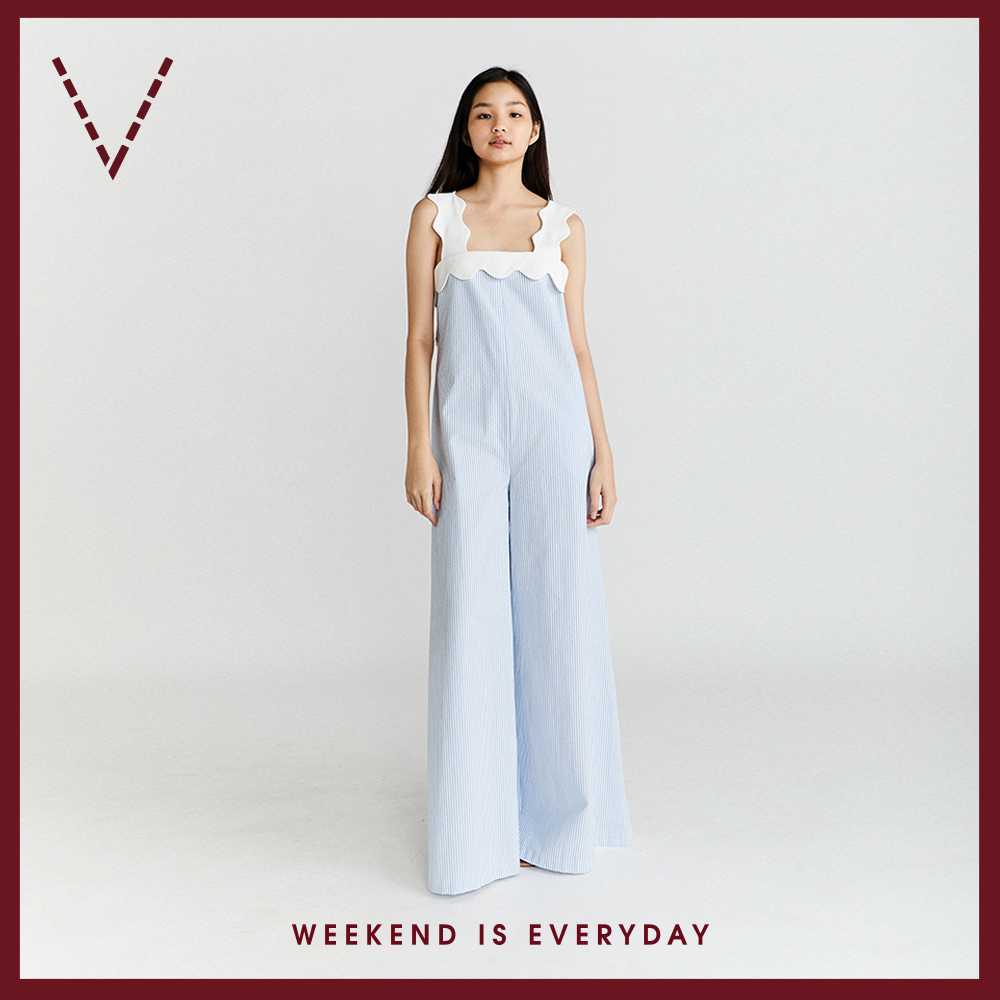 VICK'S Scallop Strap Seer Sucker Jumpsuit จั๊มสูทขายาว ลายทาง ตกแต่งชายโค้ง