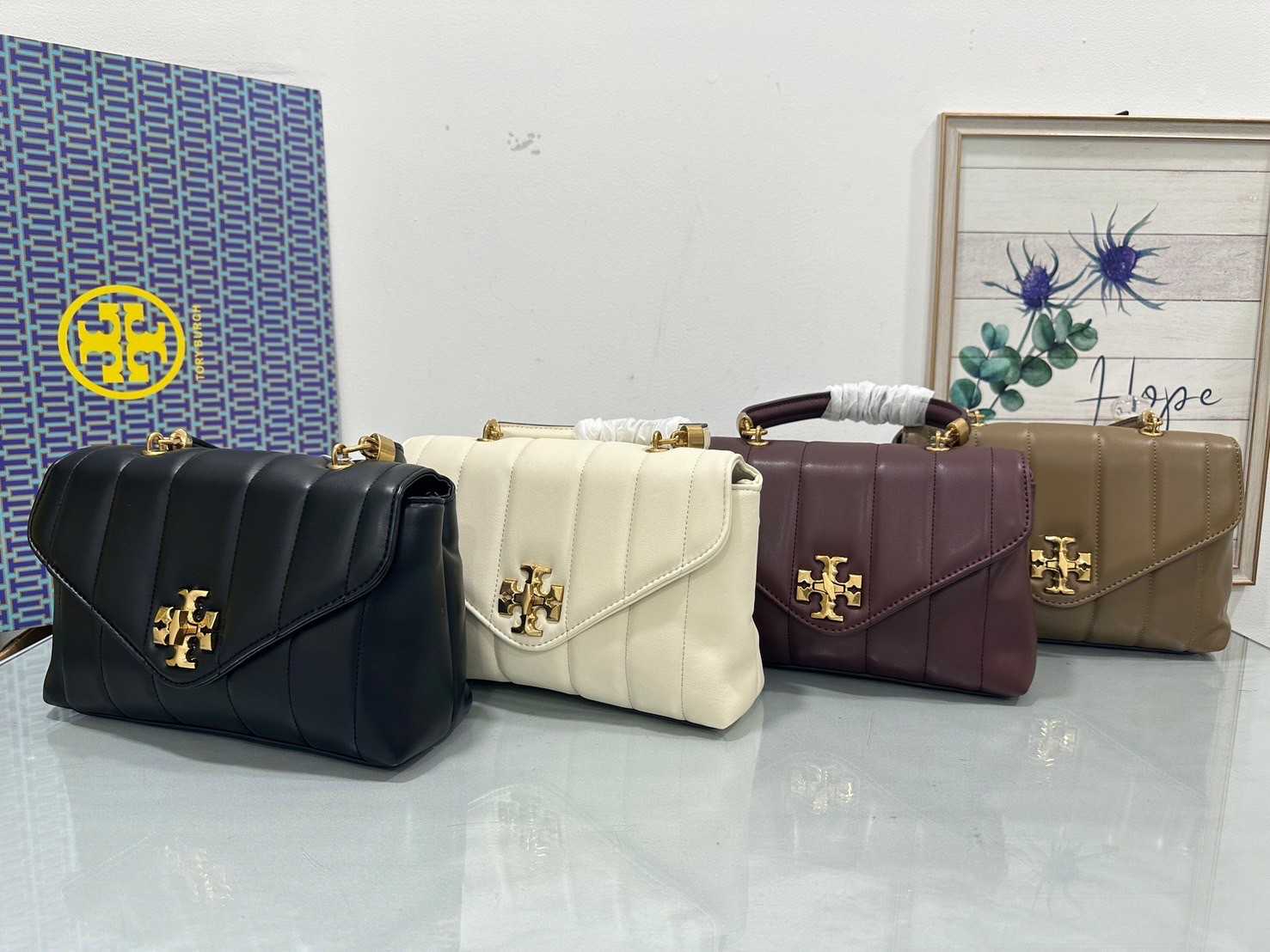 กระเป๋าสะพายหนังแกะ Tory Burch Kira shoulder bag  Size 25cm.
