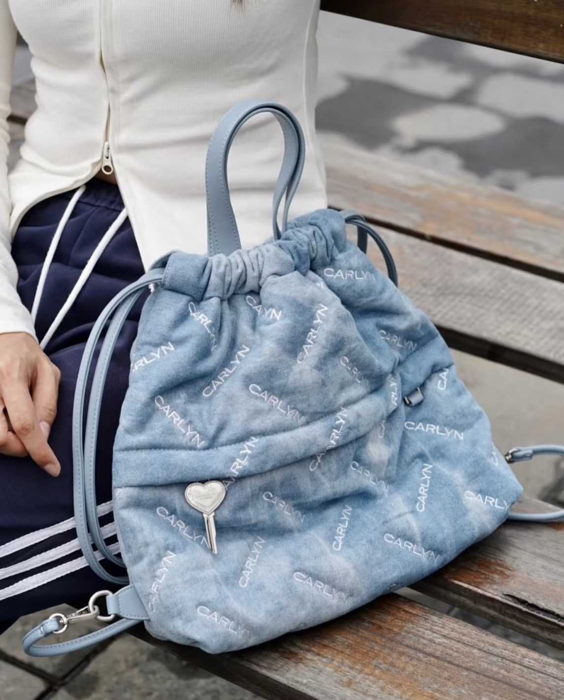 Carlyn Twee Backpack  กระเป๋าสะพายหลัง กระเป๋าเป้ สีดำ สีครีม สีเงิน สียีนส์ เดนิม