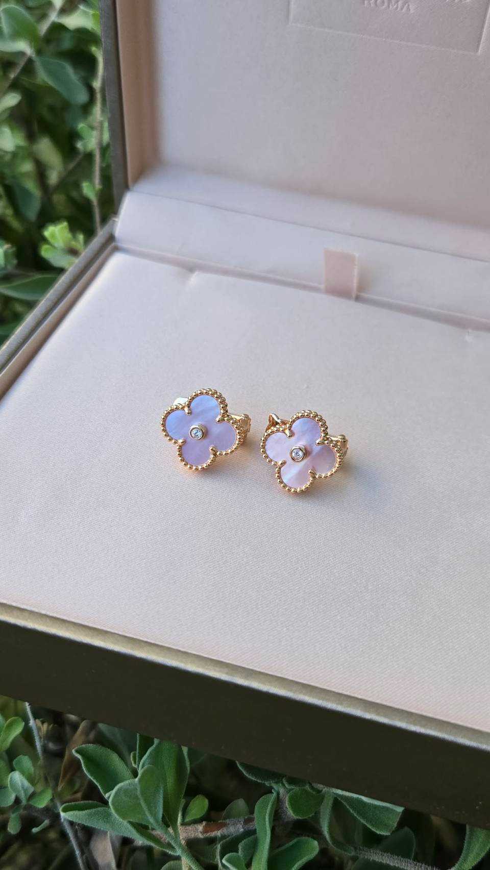 ต่างหู Holiday 2025