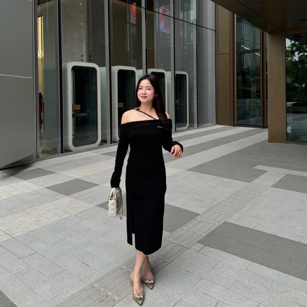 M209 : All black dress