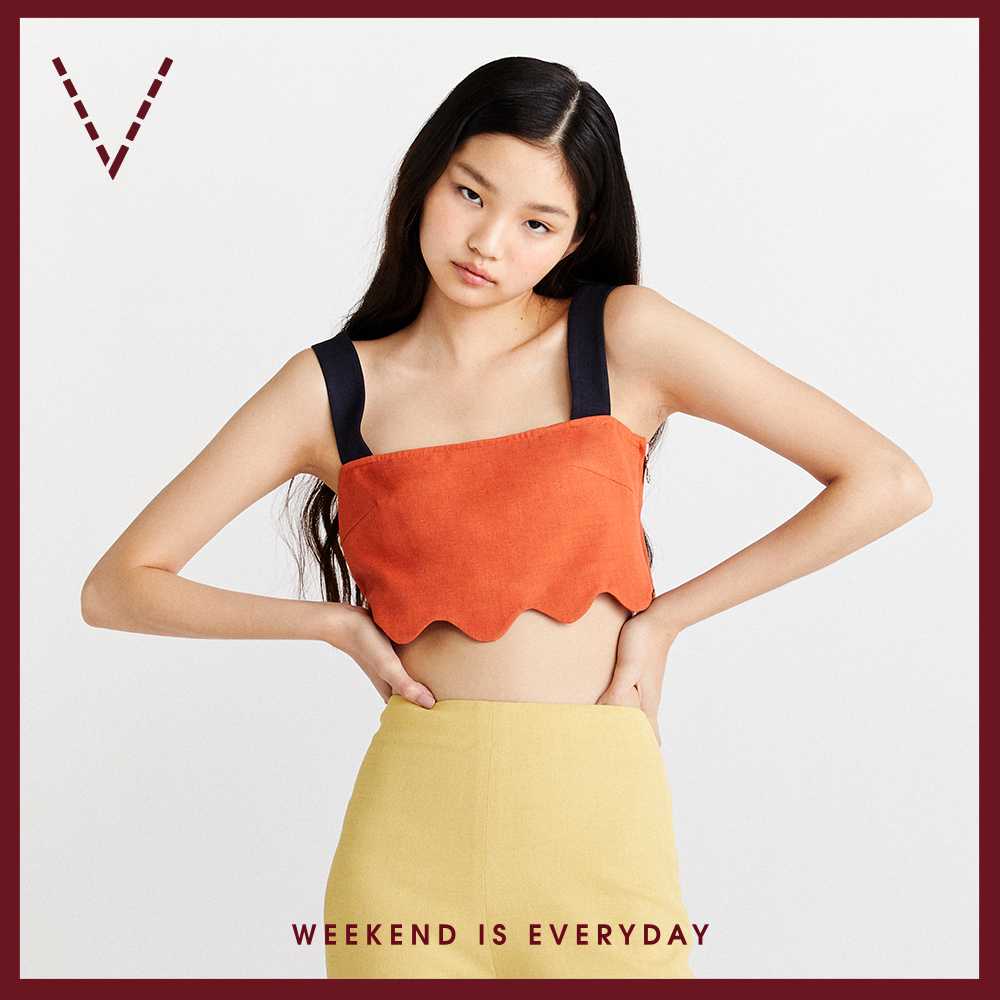 VICK'S Scallop Cropped Top เสื้อตัวสั้น ตกแต่งชายโค้ง