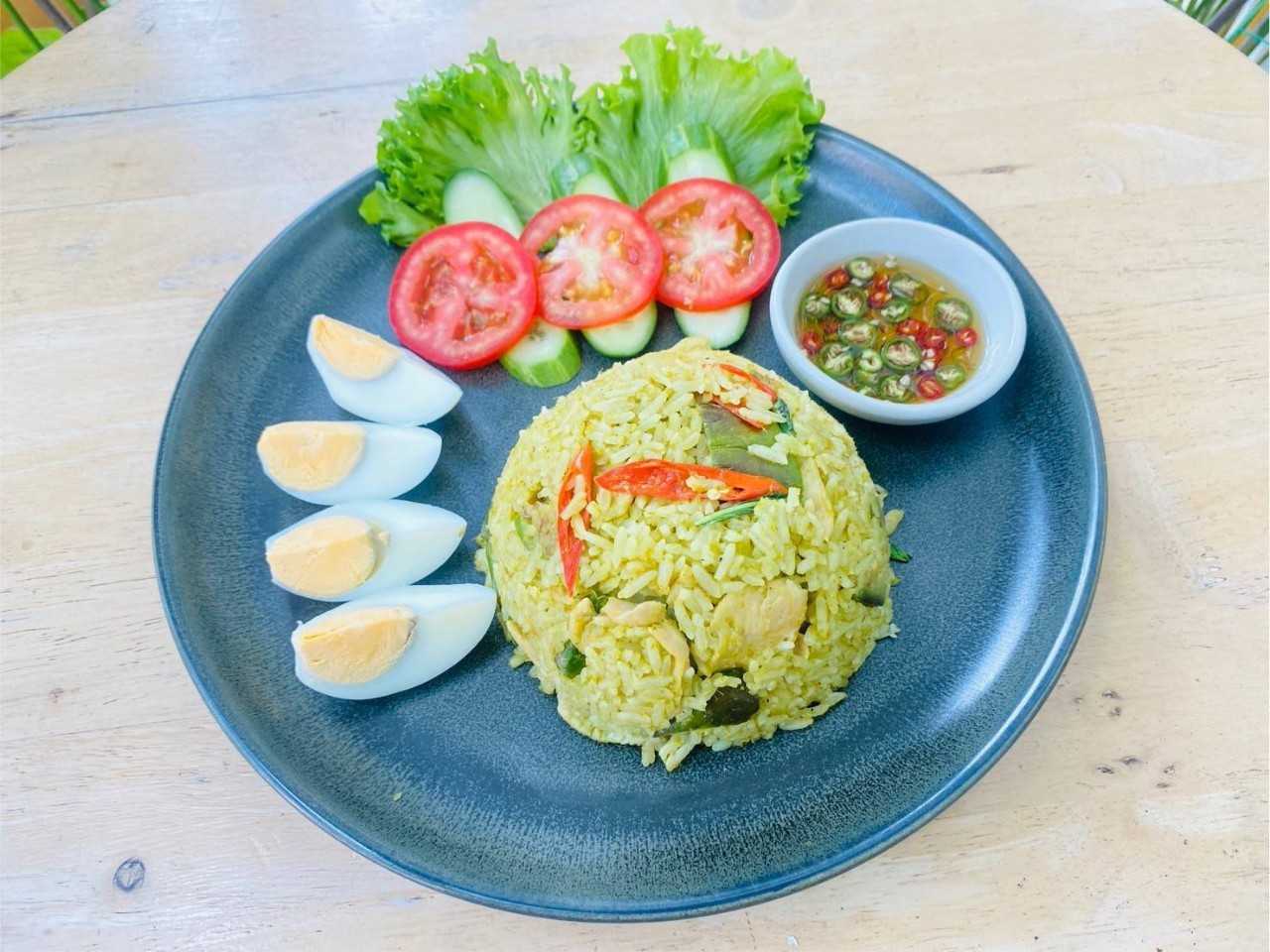 ข้าวผัดแกงเขียวหวานอกไก่ + ไข่ต้ม / Green Curry Fried Rice with Chicken Breast