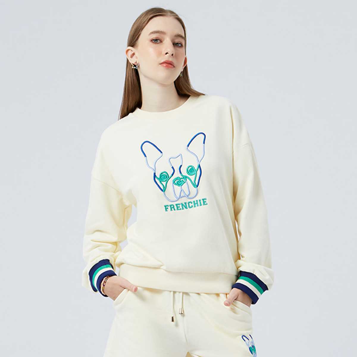 สเวตเชิ้ตแต่งลายปักเฟรนช์ชี่ | Frenchie Embroidered Sweatshirt | 06046