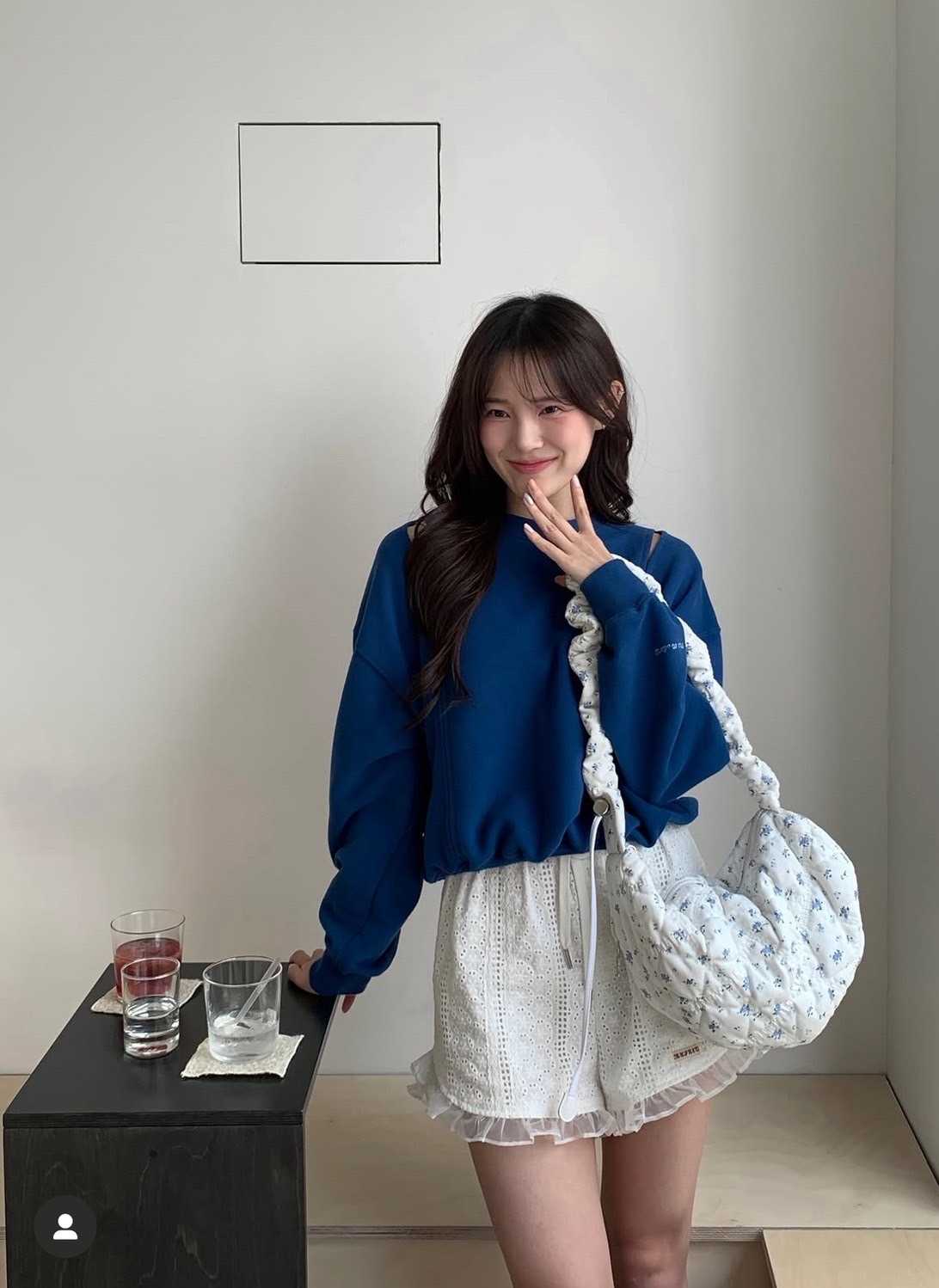 Carlyn COZY FLOWER  กระเป๋าสะพาย ลายดอกไม้ สีชมพู สีฟ้า ปรับสายได้