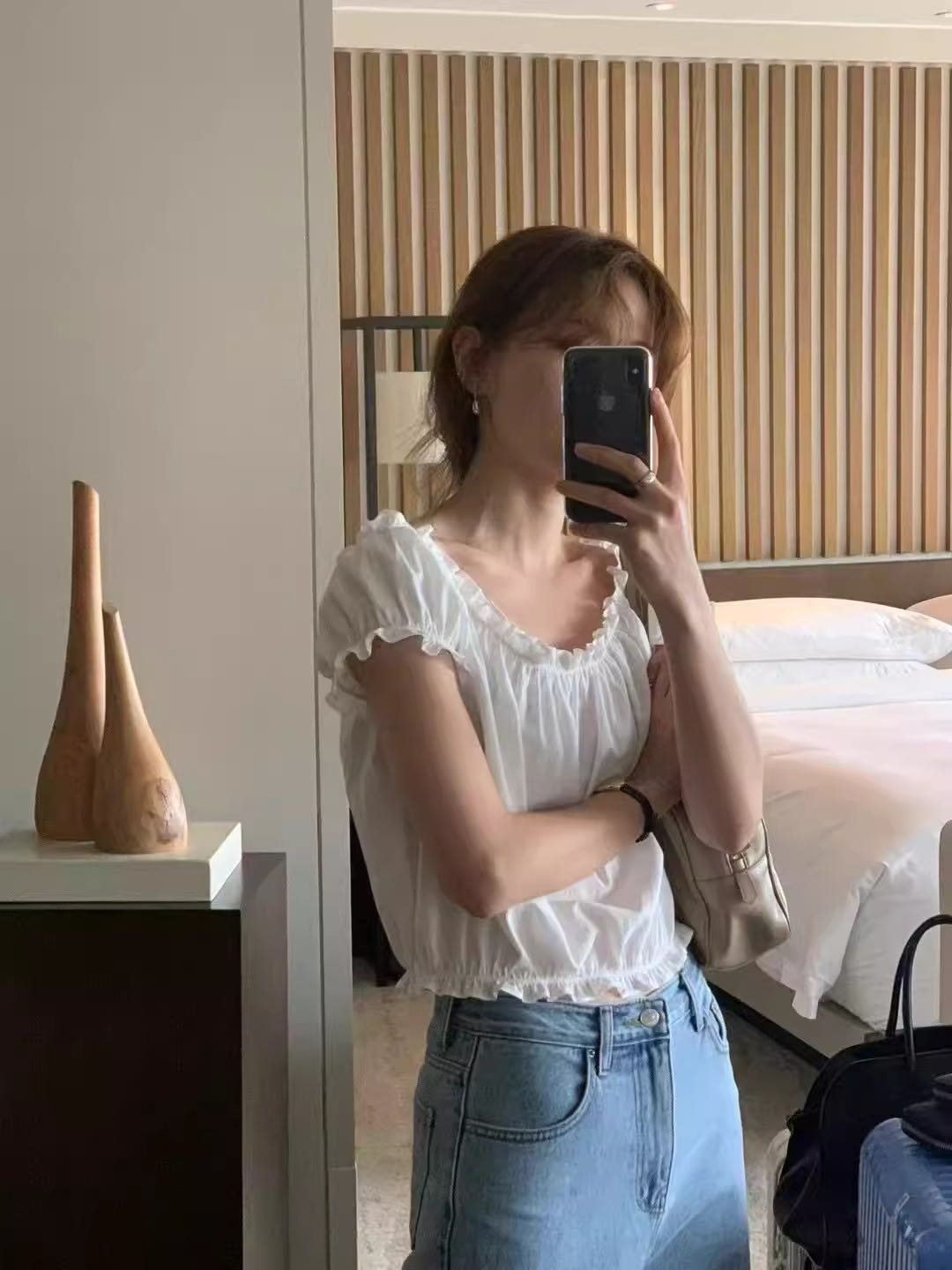 OUCE Off-Shoulder Ruffle Puff Top   (🇰🇷 Pre-order 15วัน)  เสื้อปล่อยไหล่ ระบายน้อยๆ ทรง crop หวานแ
