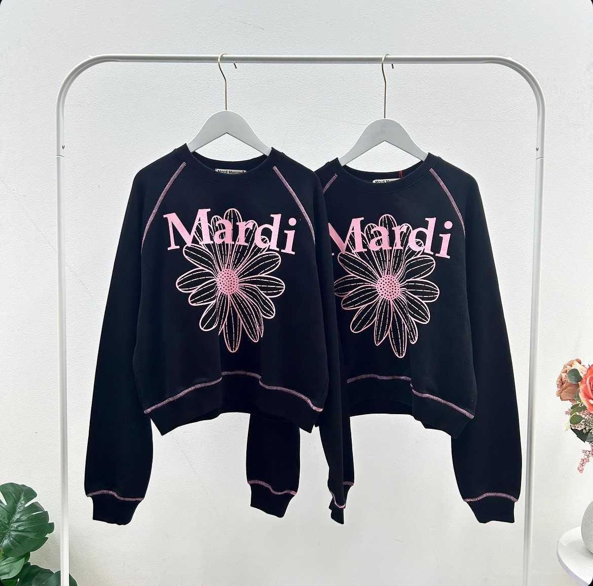 Mardi Raglan Flower  Sweatshirt  (Black/Pink)