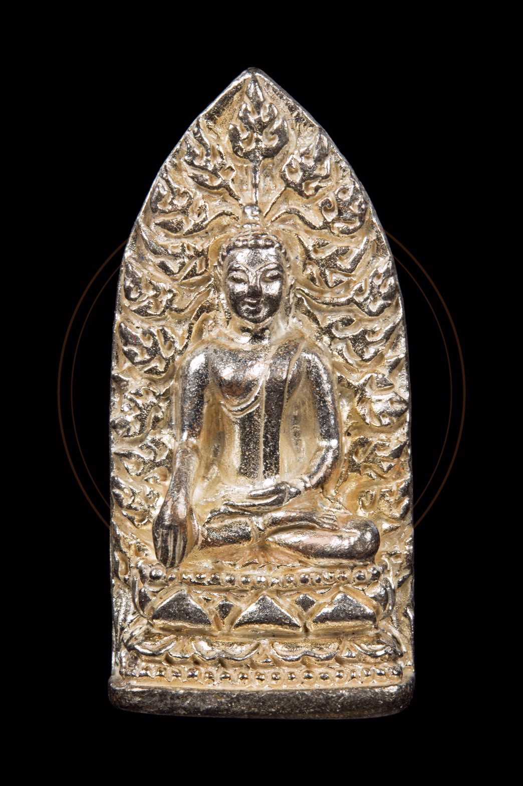 พระรอดหลวงหริภุญชัย รุ่น ปลียอดฉัตรพระธาตุเจ้าหริภุญชัย  เนื้อเงิน ผสมทองคำปลียอดฉัตรพระธาตุ