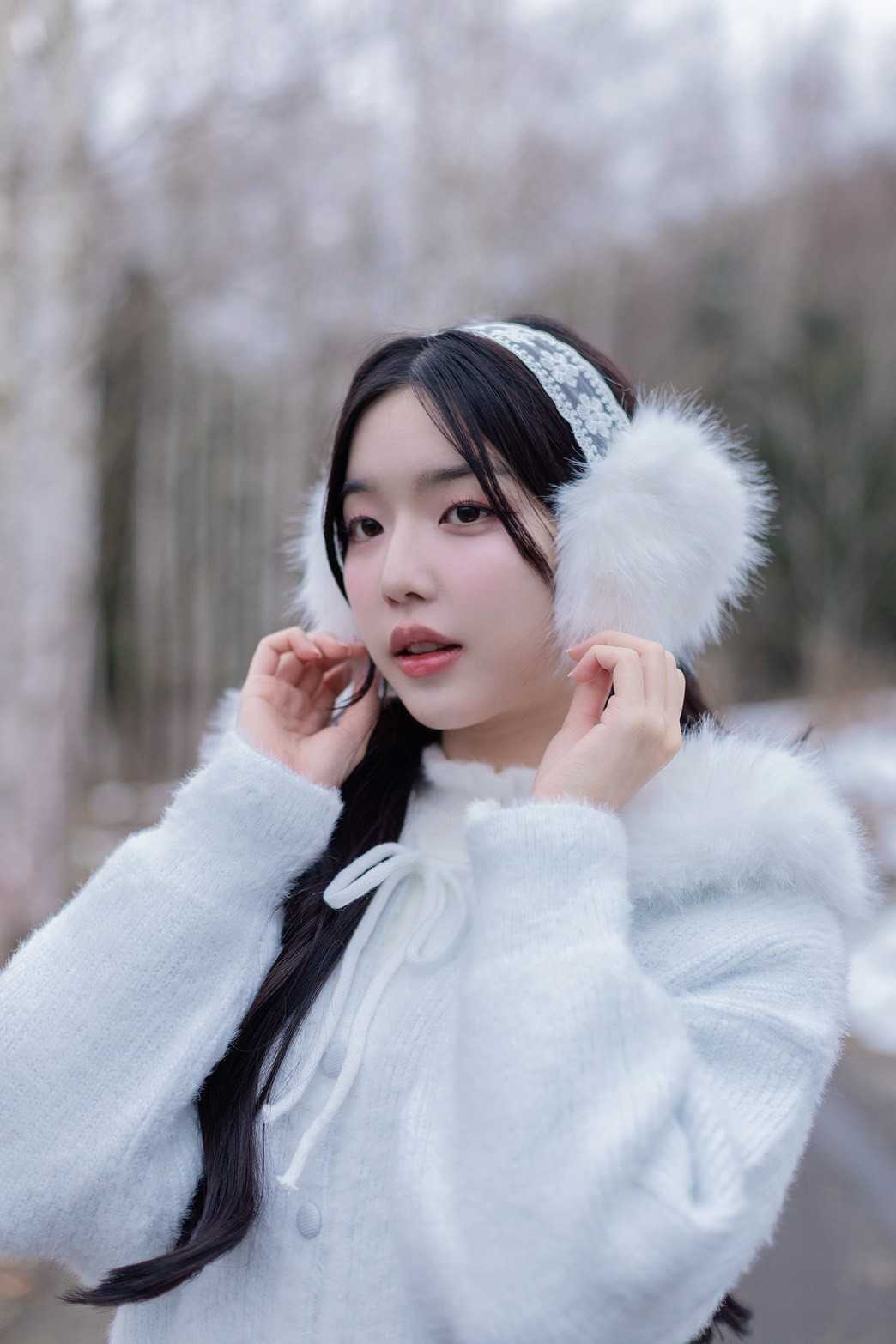 EM005 Frosty Fluffy Lace Earmuffs  ที่ปิดหูลูกไม้ ดีเทลสายผูกโบว์