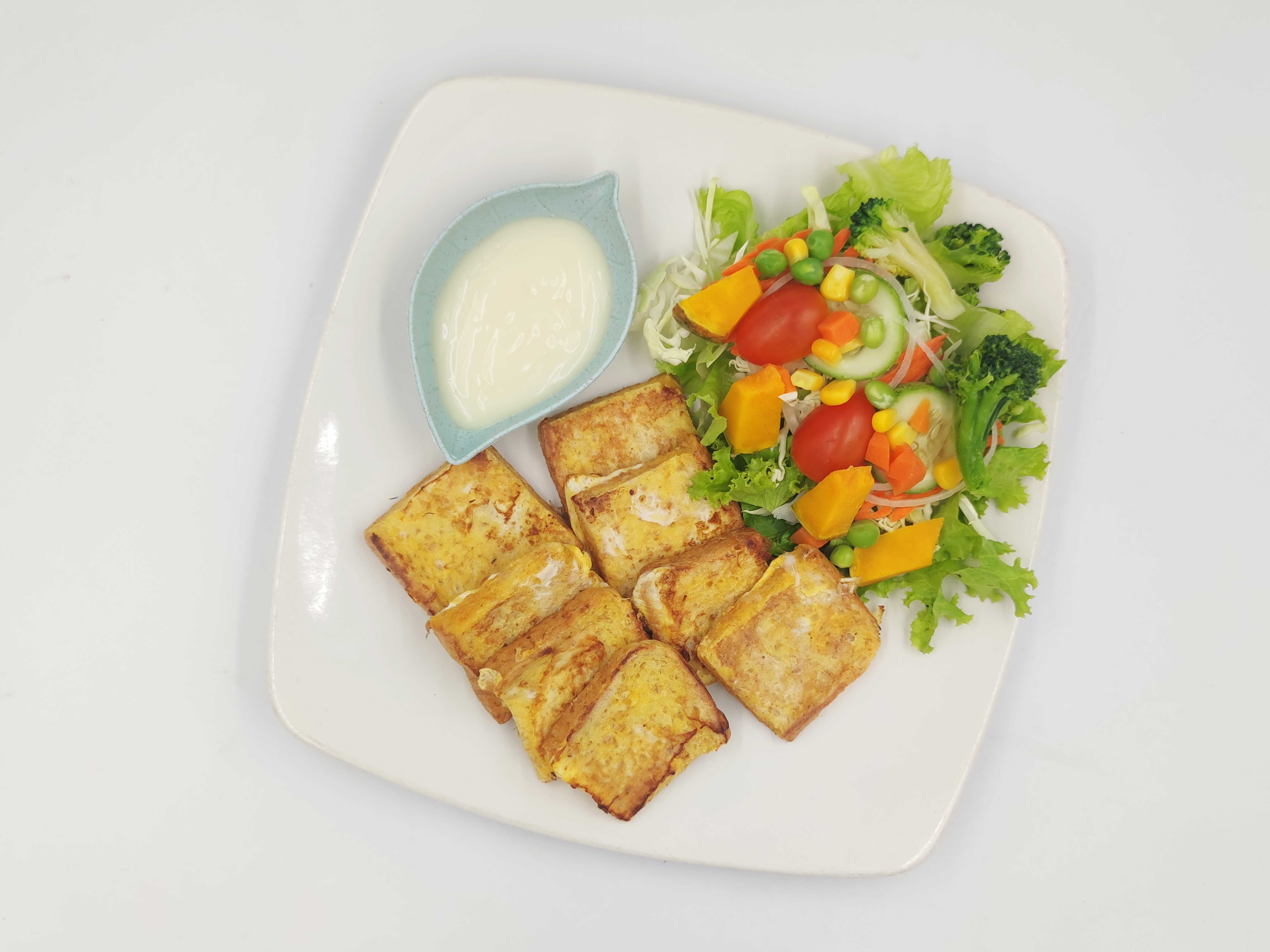 ขนมปังโฮลวีทชุบกับไข่สลัดผักรวม