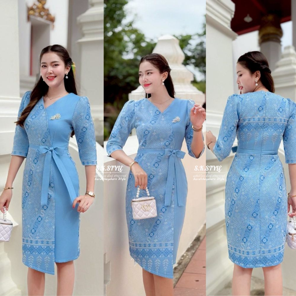 ชุดเดรสผ้าทอลาย ทรงสอบ ยาว 40 นิ้ว แต่งโบว์เอว ลายสิริราชพัสตราภรณ์ แขนยาวศอก ซิปซ่อนหลัง อัดกาว