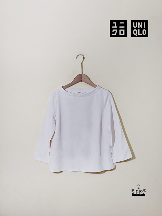 เสื้อคอกลมแขนยาว Uniqlo สีขาว ผ้าลื่น สภาพ90%