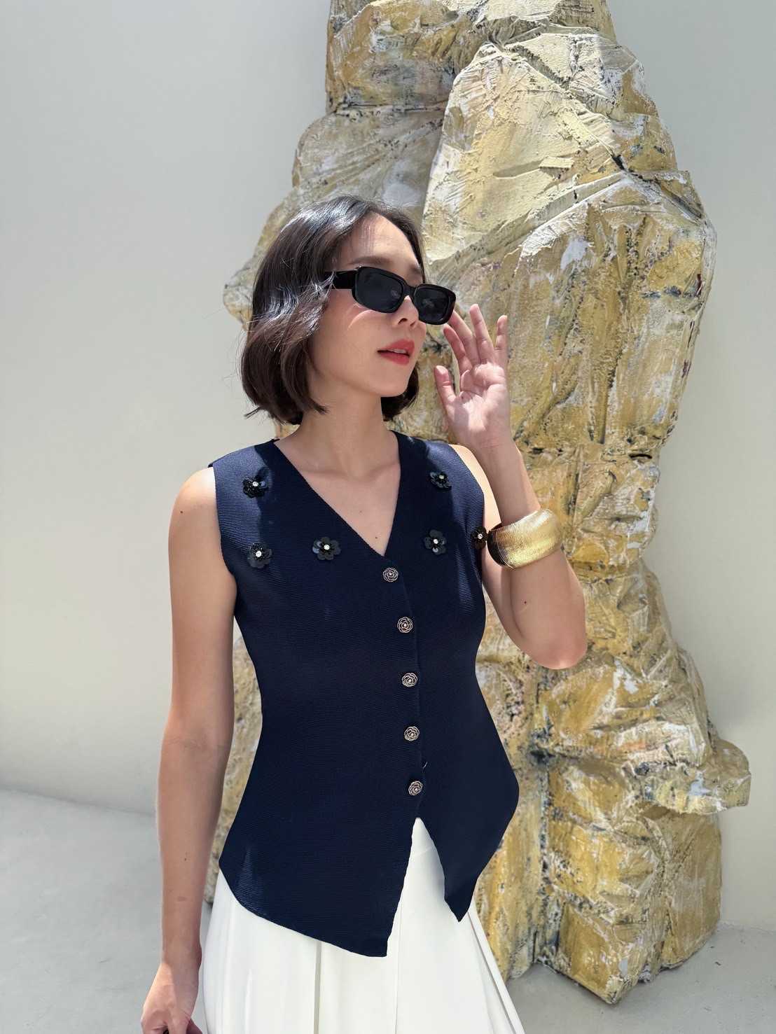 colourblockmatter - Aiko Top เสื้อเวสไหมพรมทอแน่น แต่งดอกไม้ มี 3 สี
