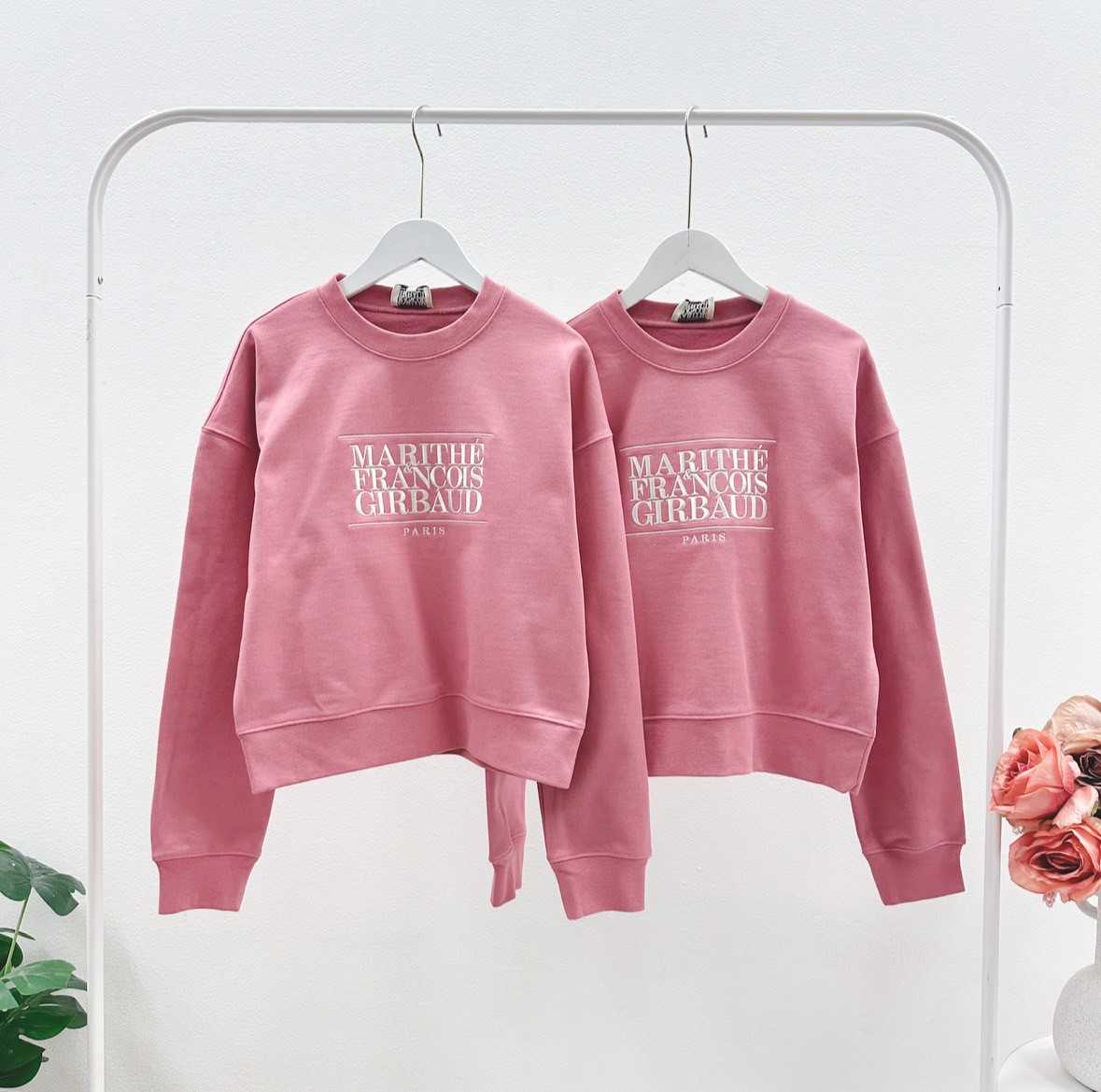 พร้อมส่ง Marithe W Classic Logo Crop Sweatshirt (Pink)