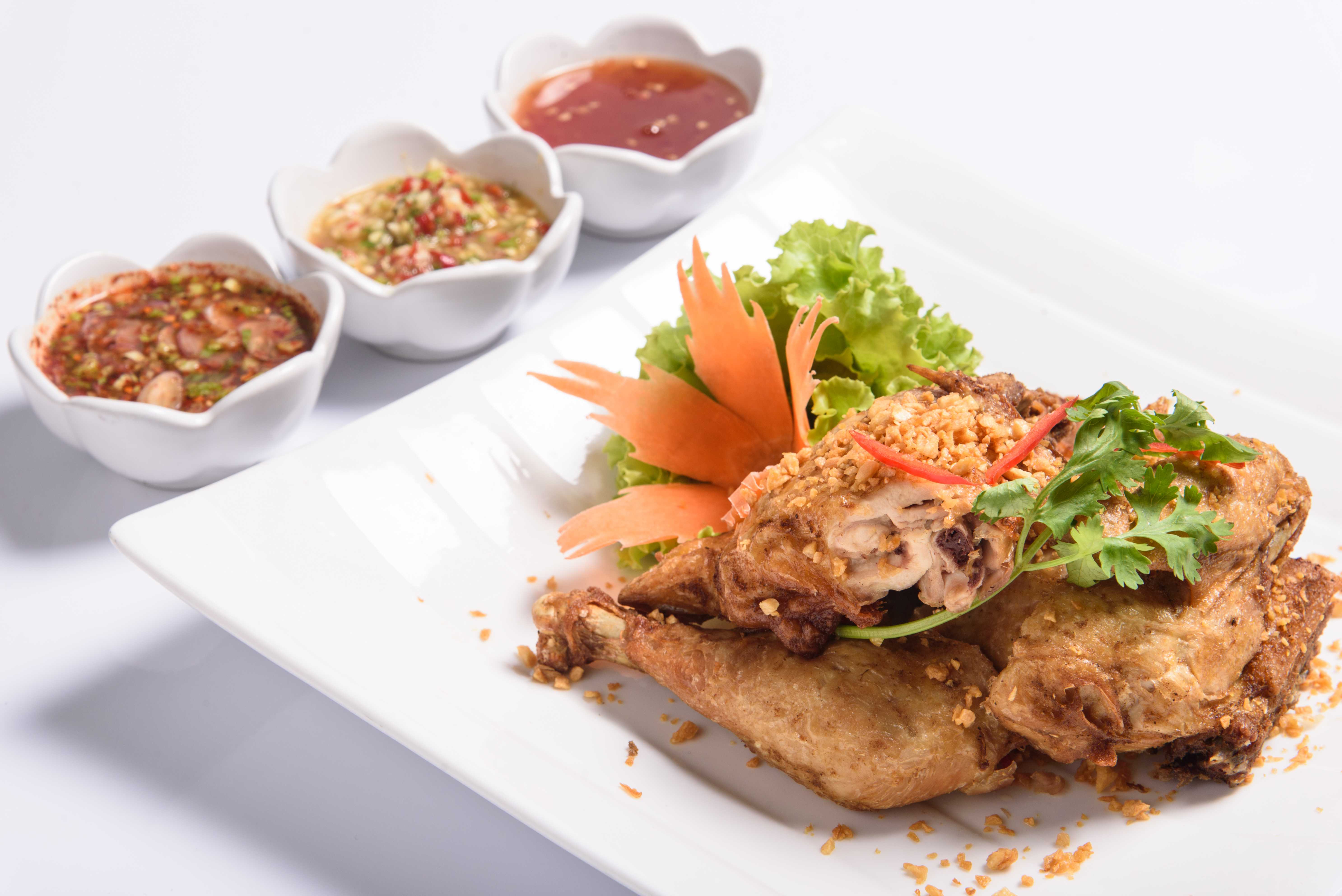 ไก่กระเทียมหนังกรอบ น้ำจิ้ม 3 แซ่บ (ทั้งตัว)Garlic Chicken Skin Crispy fried Chicken (Whole)