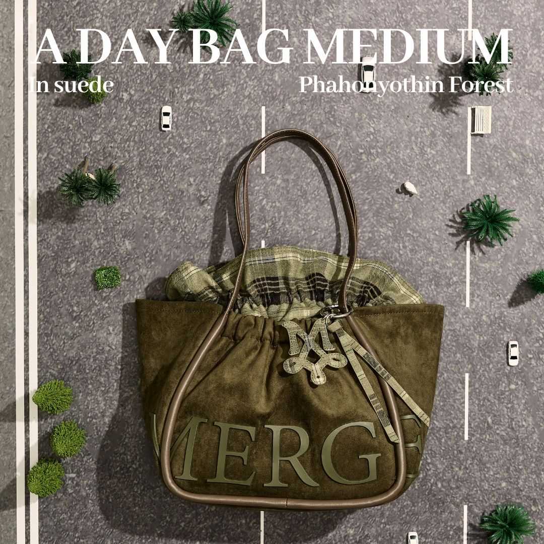 (Central World) จองคิว A Day Bag Medium - Phahonyothin Forest
