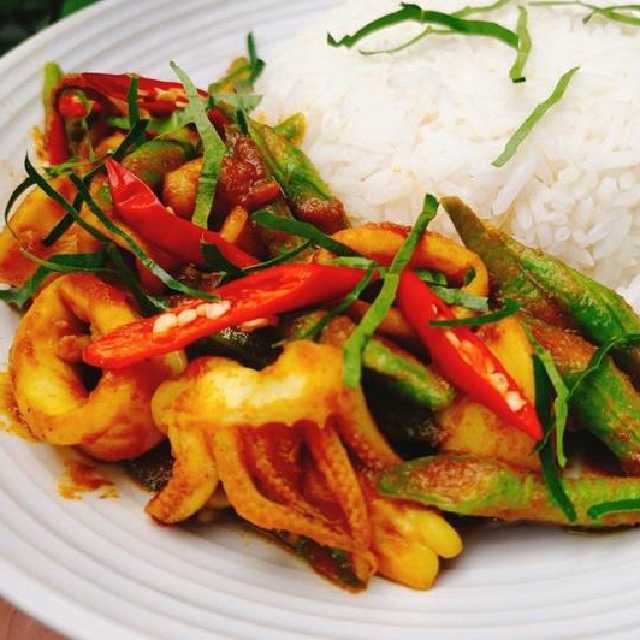 ข้าวราดผัดเครื่องแกง