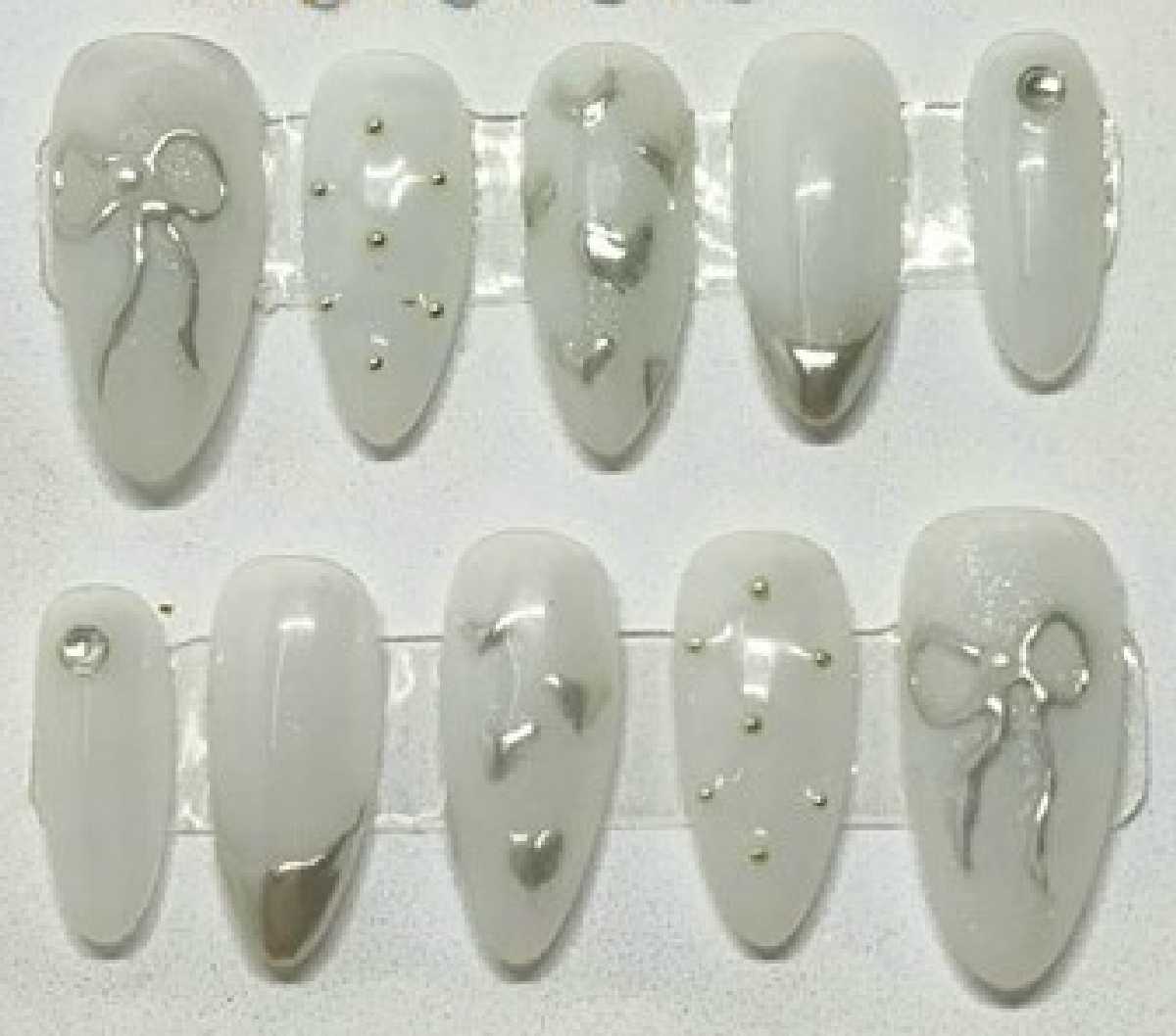 เล็บเจลแฮนด์เมด ขาวมินิมอล เพ้นท์โบว์เงินเมทัลลิค (Modern Silver Ribbon)