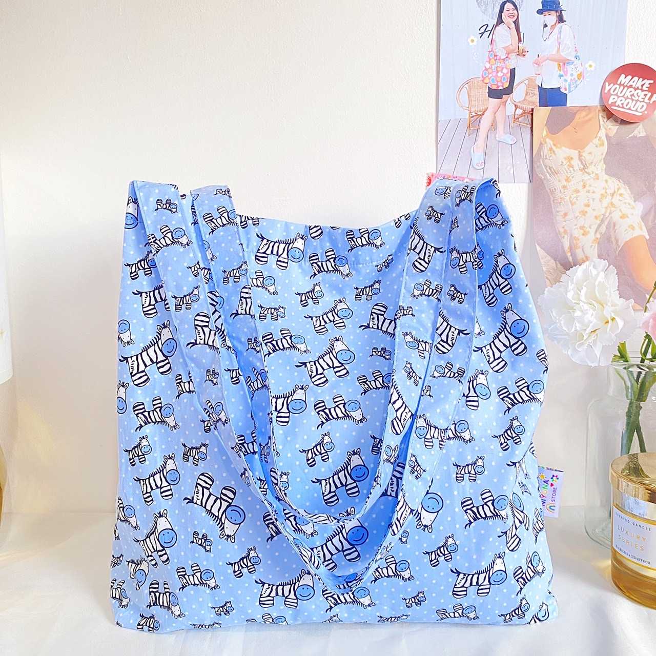 กระเป๋าผ้าทรง Tote bag เจ้ายีราฟ สุดคิ้ววววท์ สีฟ้า
