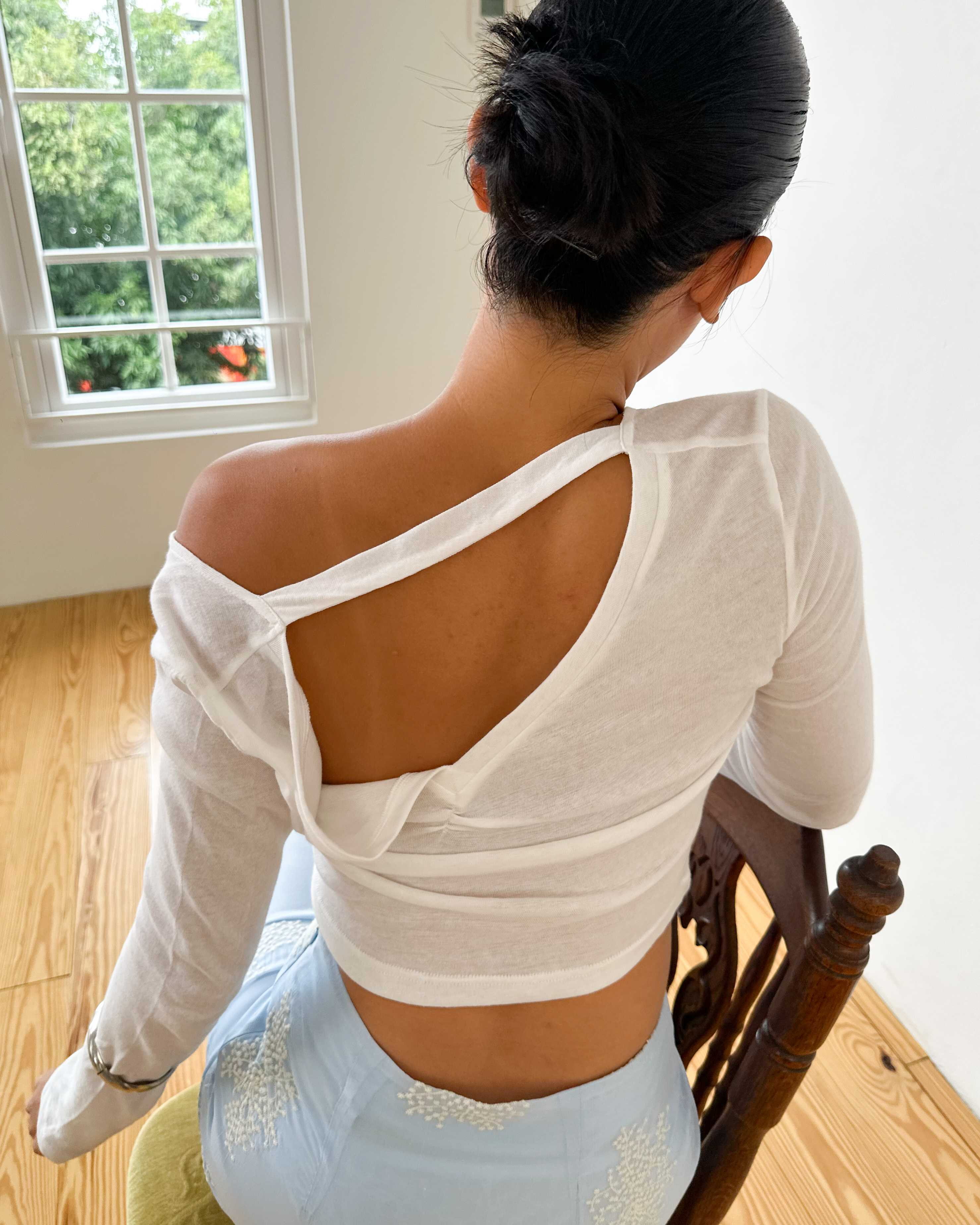 Rumon Open Back Long Sleeve Top เสื้อแขนยาวเปิดหลังทรงวี