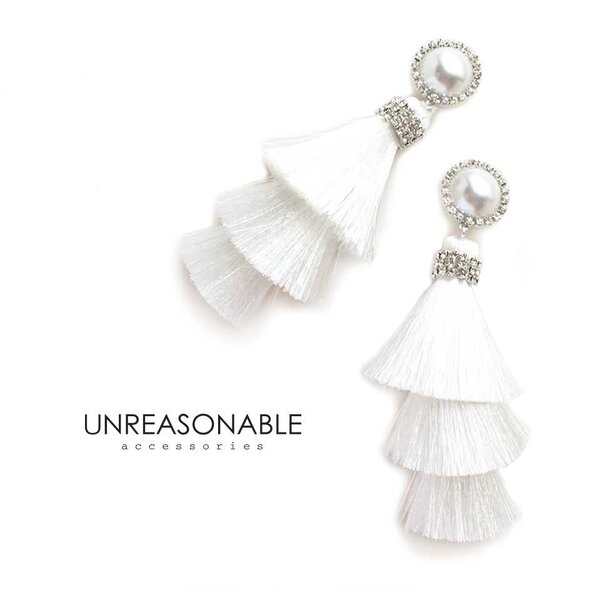 ต่างหูพู่ สีขาว ต่างหูคลิป ต่างหูก้านเงินแท้ น้ำหนักเบา สวยใส่สบาย UA0462-01 Unreasonable Accesso...