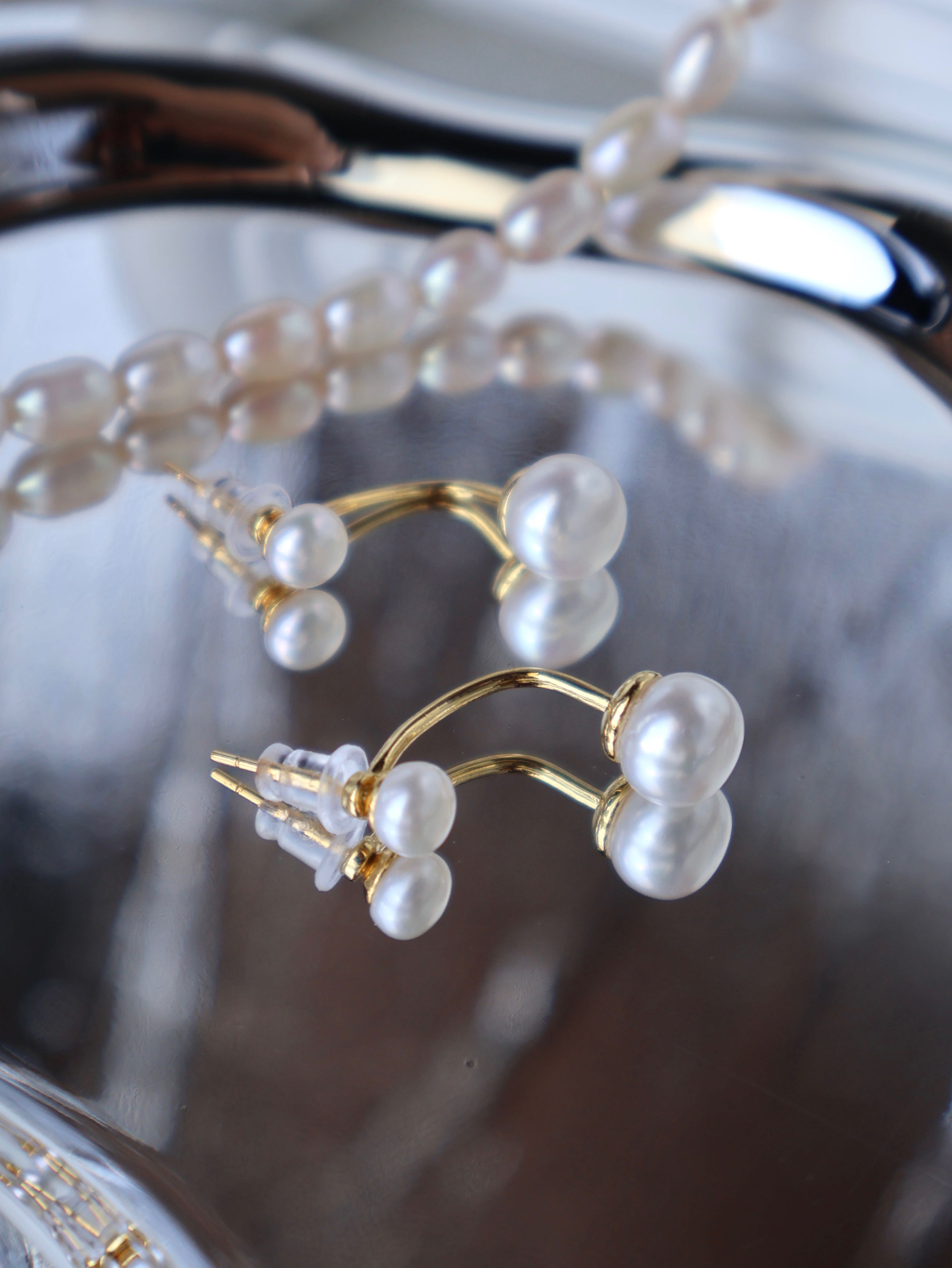 E25 ต่างหูไข่มุกแท้เกรด6A  2เม็ด  รุ่น Aurelia Pearl Earring ดีไซน์โค้งมนหรูหรา ประดับมุก2เม็ด  