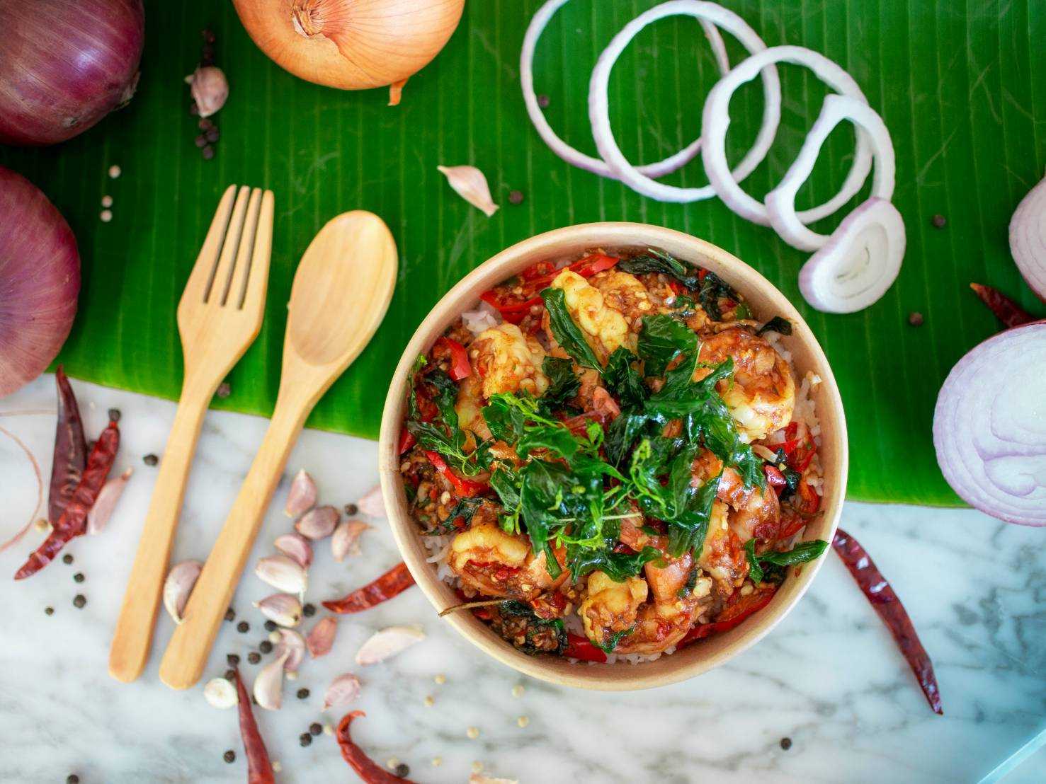 กะเพรากุ้ง+น้ำส้ม(Rice and Stir-fried Shrimp with Basil)