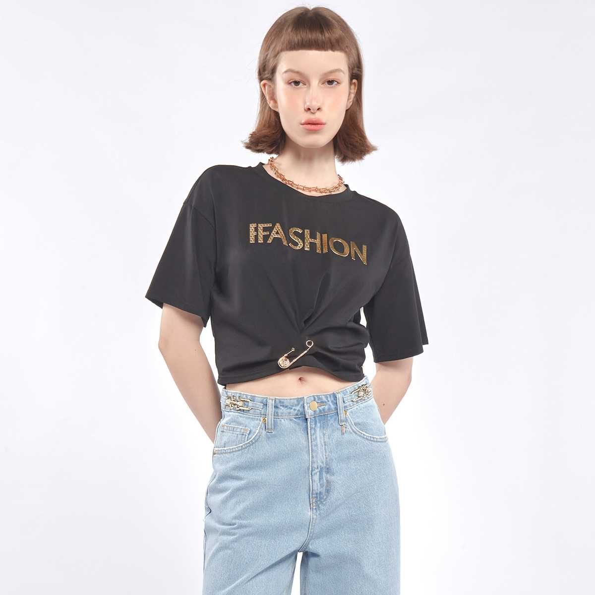 เสื้อทีเชิ้ตทรงครอปแต่งเข็มกลัด สีดำ | Crop Tee Shirt with Head Pin Design | 06352