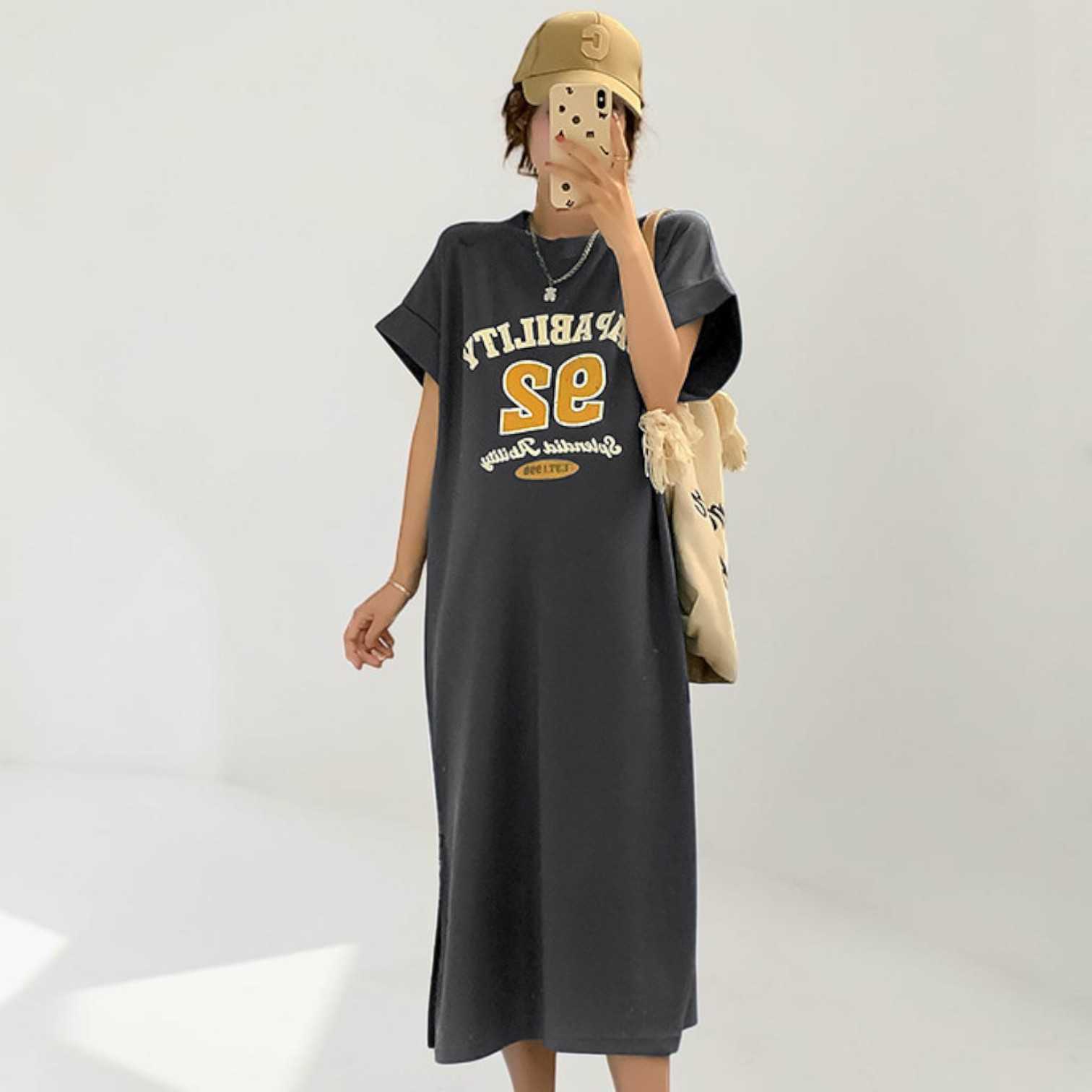 เปิดให้นมได้ - เดรสยาวงานสกรีนเนียนๆเก๋น่ารักคุมโทนสีเข้มใส่ง่ายผ้ายืดโปโลนิ่มนุ่มใส่สบาย-สีเทาเข้ม