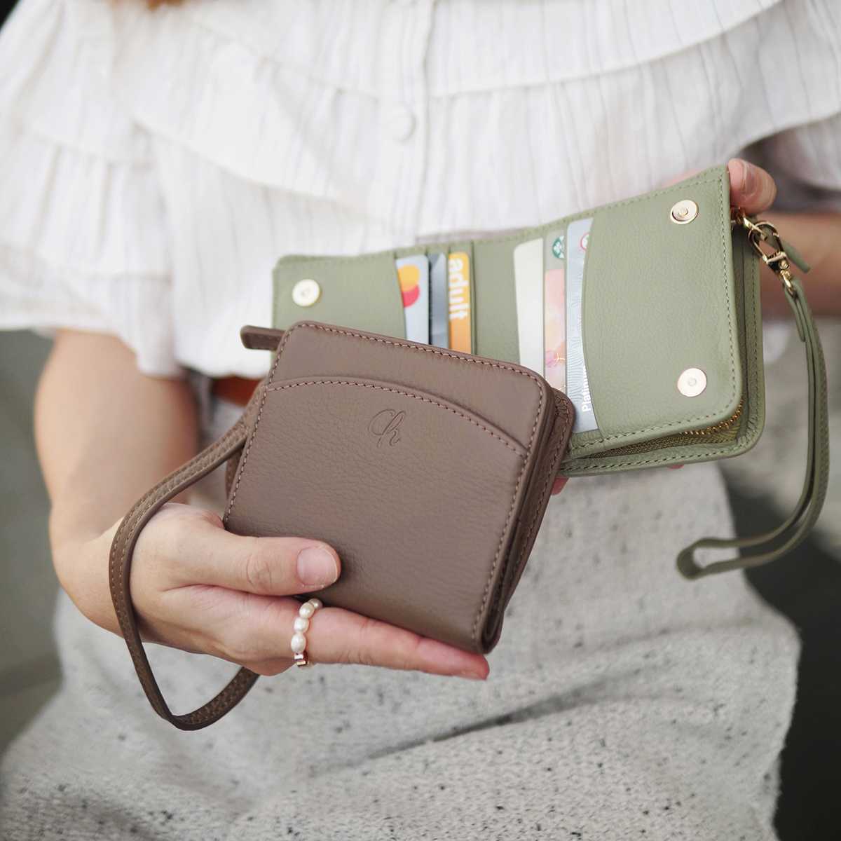 Anna ใบสั้นเล็กแต่จุครบ ทรงสวยเบา-นุ่มมือ แถมฟรี! สายคล้องมือ