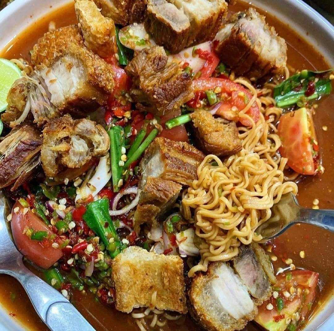 ตำมาม่าหมูสามชั้นทอด