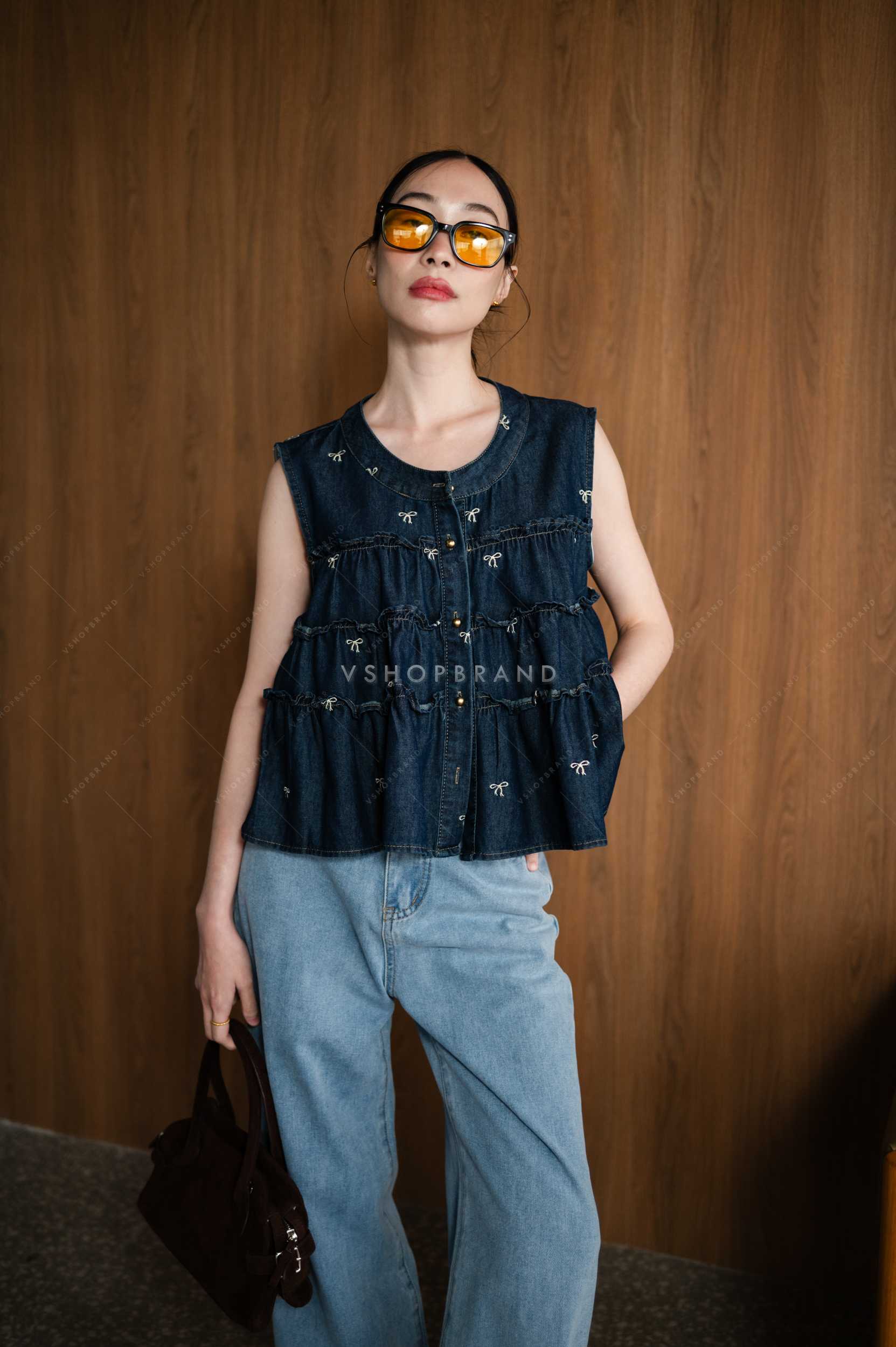 ครอปยีนส์แขนกุดระบายหน้าชั้นๆปักโบว์เล็ก