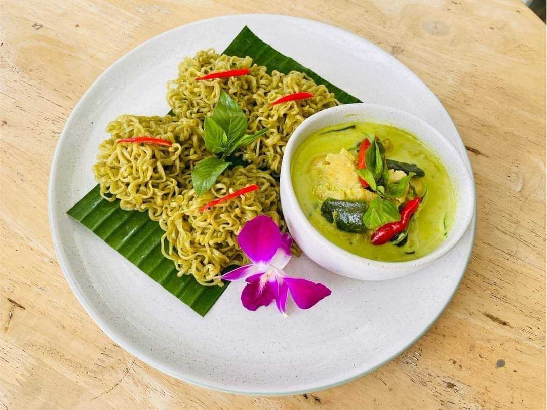 บะหมี่ผัก แกงเขียวหวาน อกไก่นุ่ม / vegetable Noodles with Chicken Breast green Curry