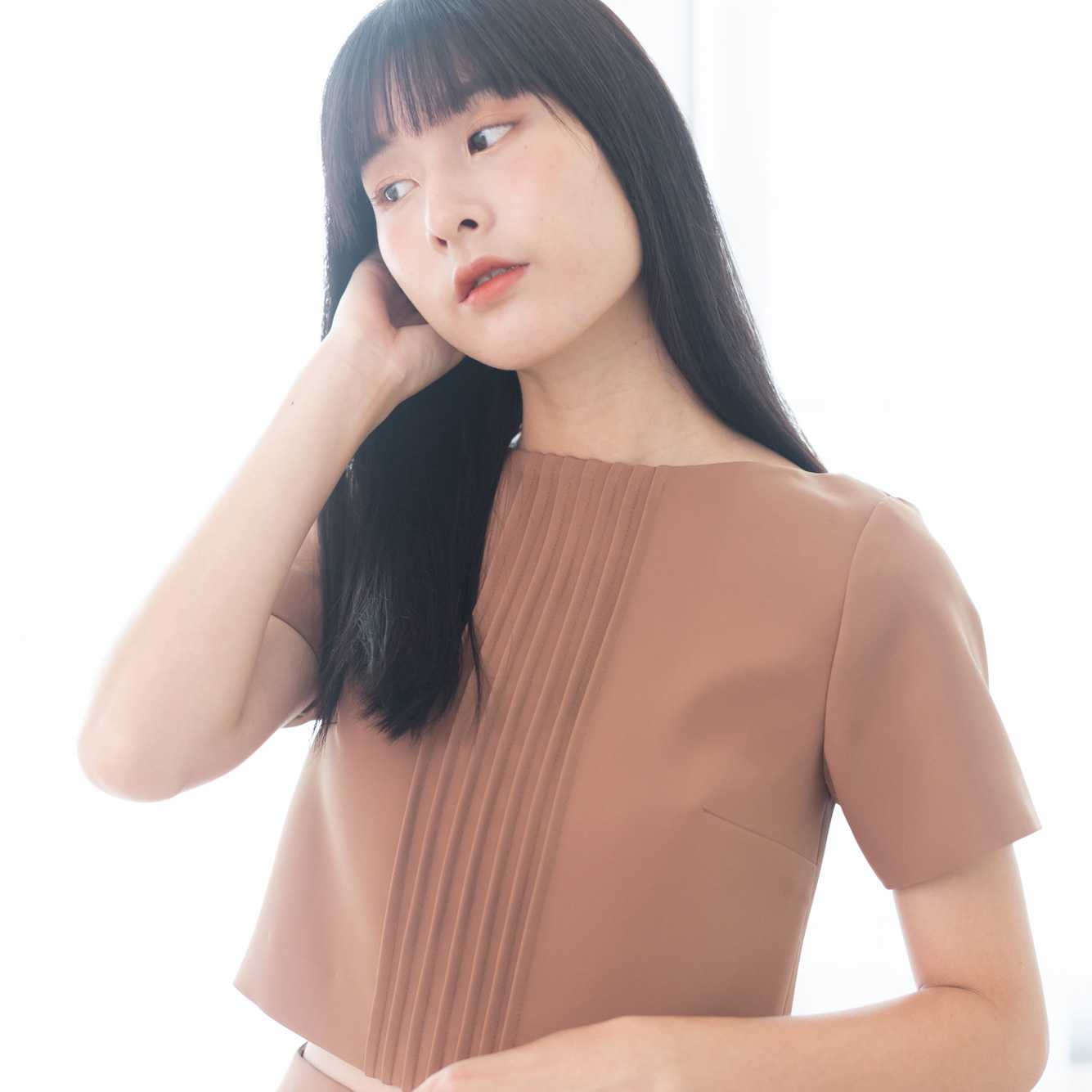 Audrey Top เสื้อครอป แขนสั้น คอปาด มีดีเทลตีเกล็ด