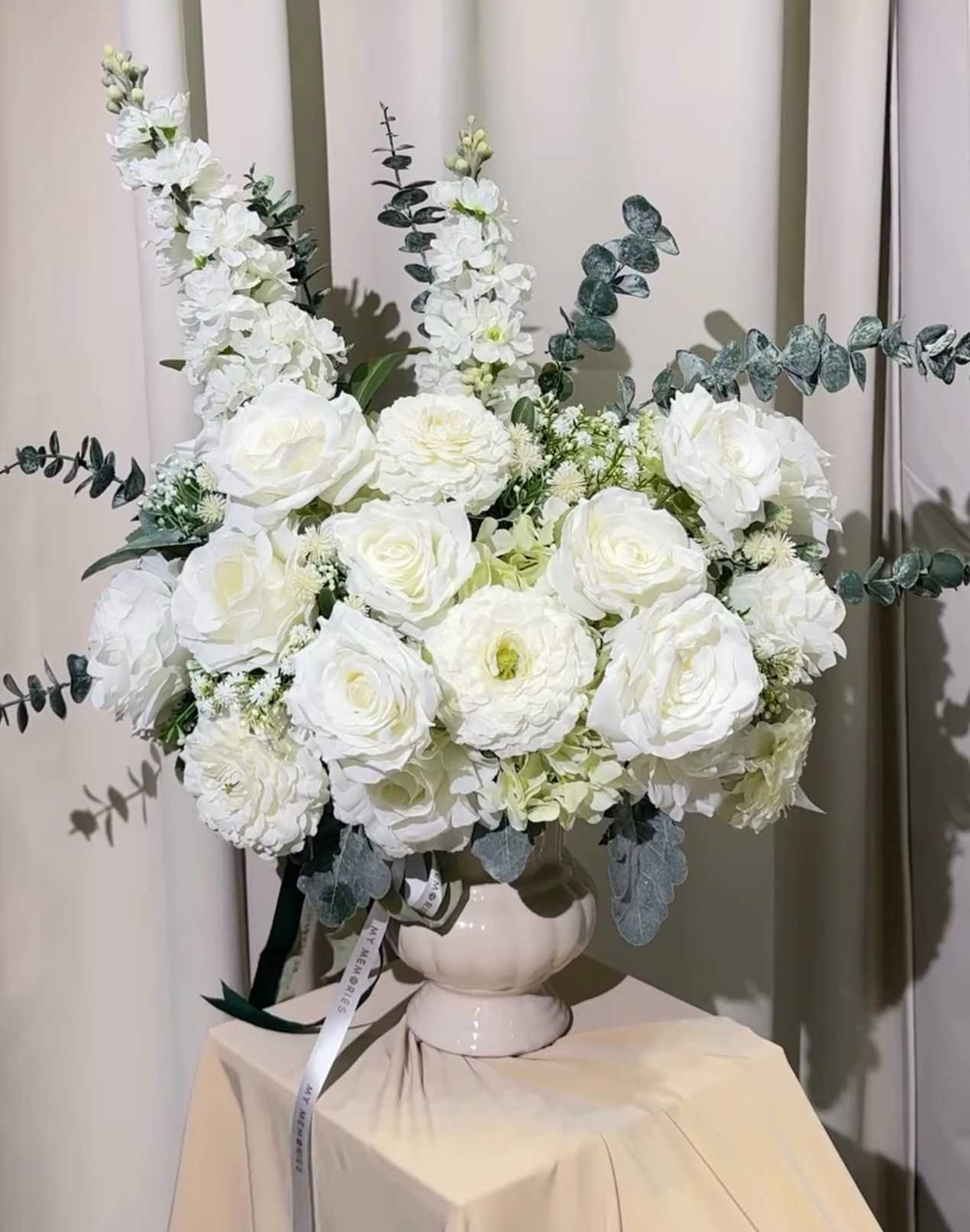 แจกันดอกไม้ประดิษฐ์โทนขาวเขียว