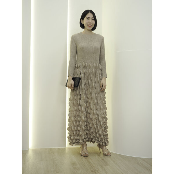 อกถึง 50 ยาว 51 นิ้ว 2MUAY รุ่น GA90089 เดรสอัดพลีทผ้าเนื้อ Matte LONG SLEEVE BUBBLE PLEATED DRES...