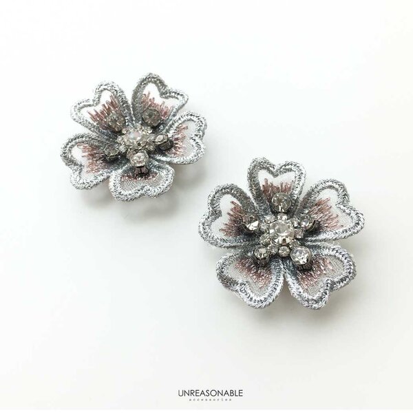 ต่างหูดอกไม้ สีเทา ต่างหูคลิป ต่างหูก้านเงินแท้ น้ำหนักเบา สวยใส่สบาย UA0653-04 Unreasonable Acce...