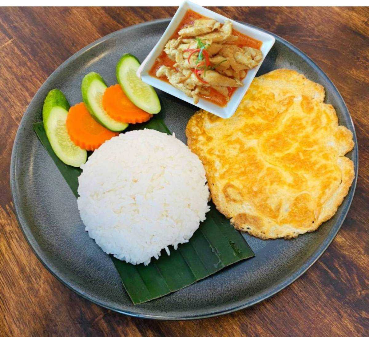 ข้าวพะแนงอกไก่+ ไข่เจียว/Panaeng curry with chicken + Omelet