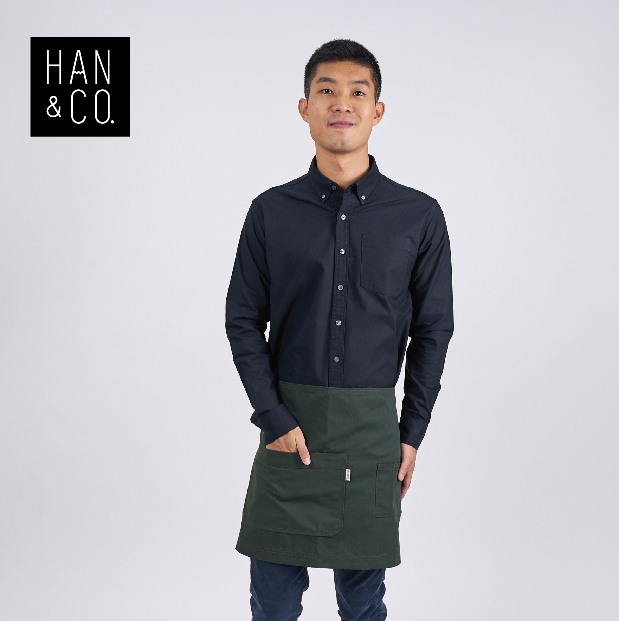 ผ้ากันเปื้อน รุ่น Motion Light Short Apron (สีเขียวเข้ม, Basil Green)