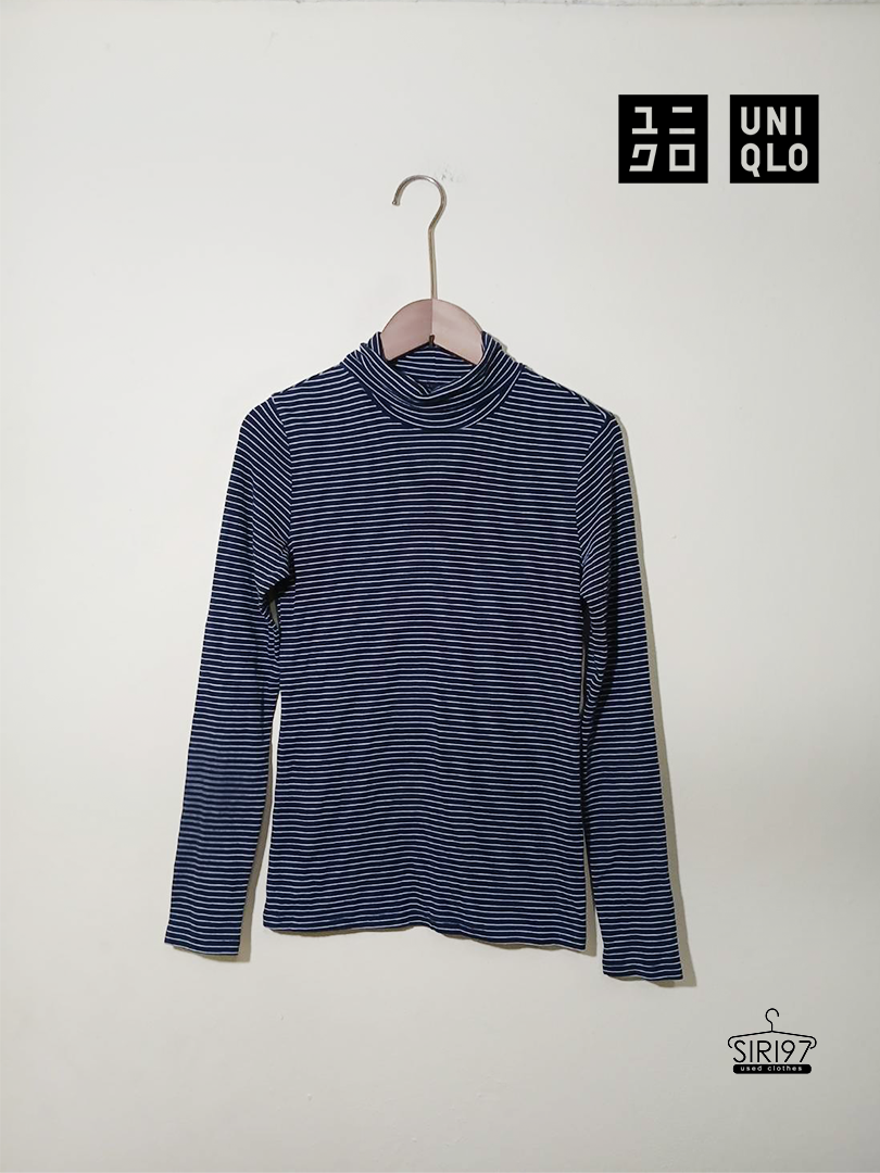 เสื้อยืดคอเต่าแขนยาว Uniqlo ลายทาง สีกรมท่าขาว สภาพ80% มีสีดรอปลง