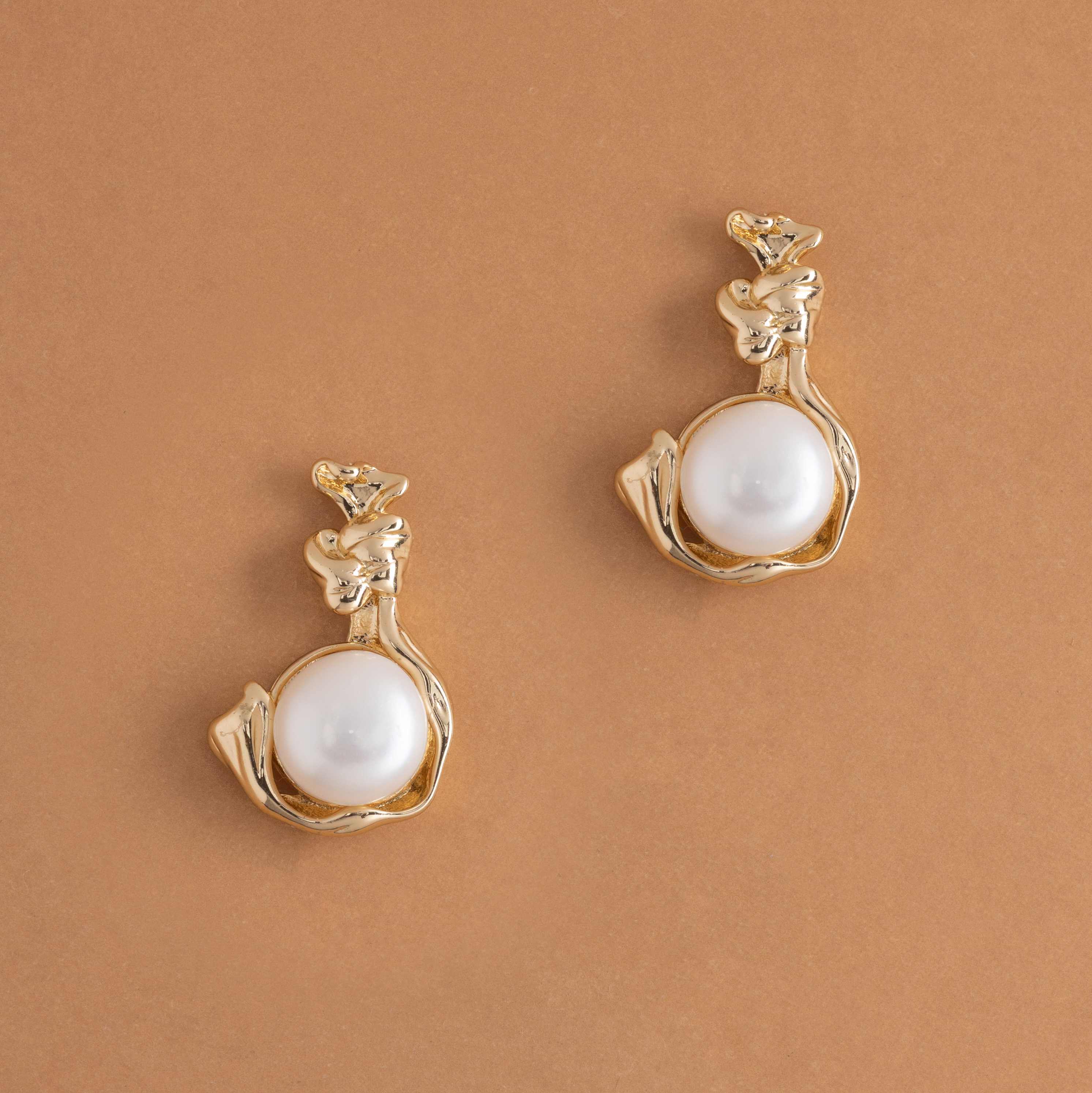 WHITE PEARL GOLD CRADLE EARRINGS