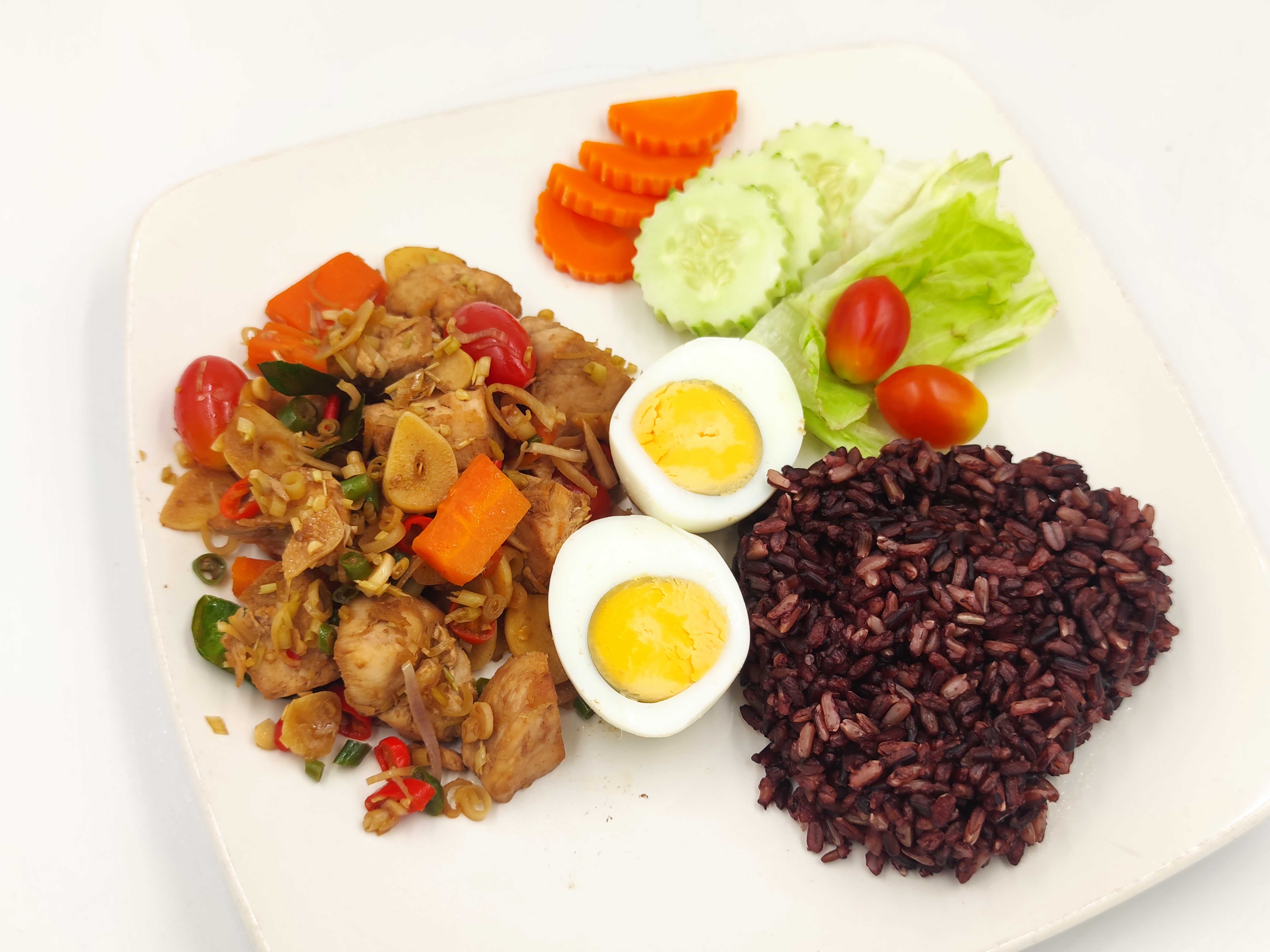 ข้าวไรซ์เบอรี่ไก่ผัดตะไคร้ไข่ต้ม(สามารถเลือกเนื้อสัตว์ได้)