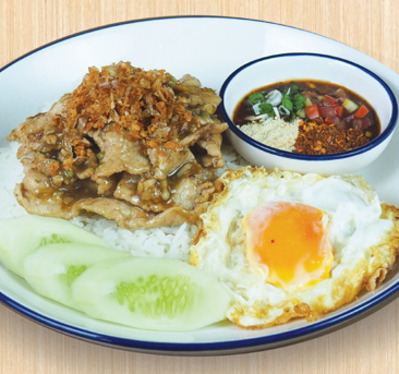 ข้าวไก่กระเทียมไข่ดาวกับแจ่วมะเขือเทศ