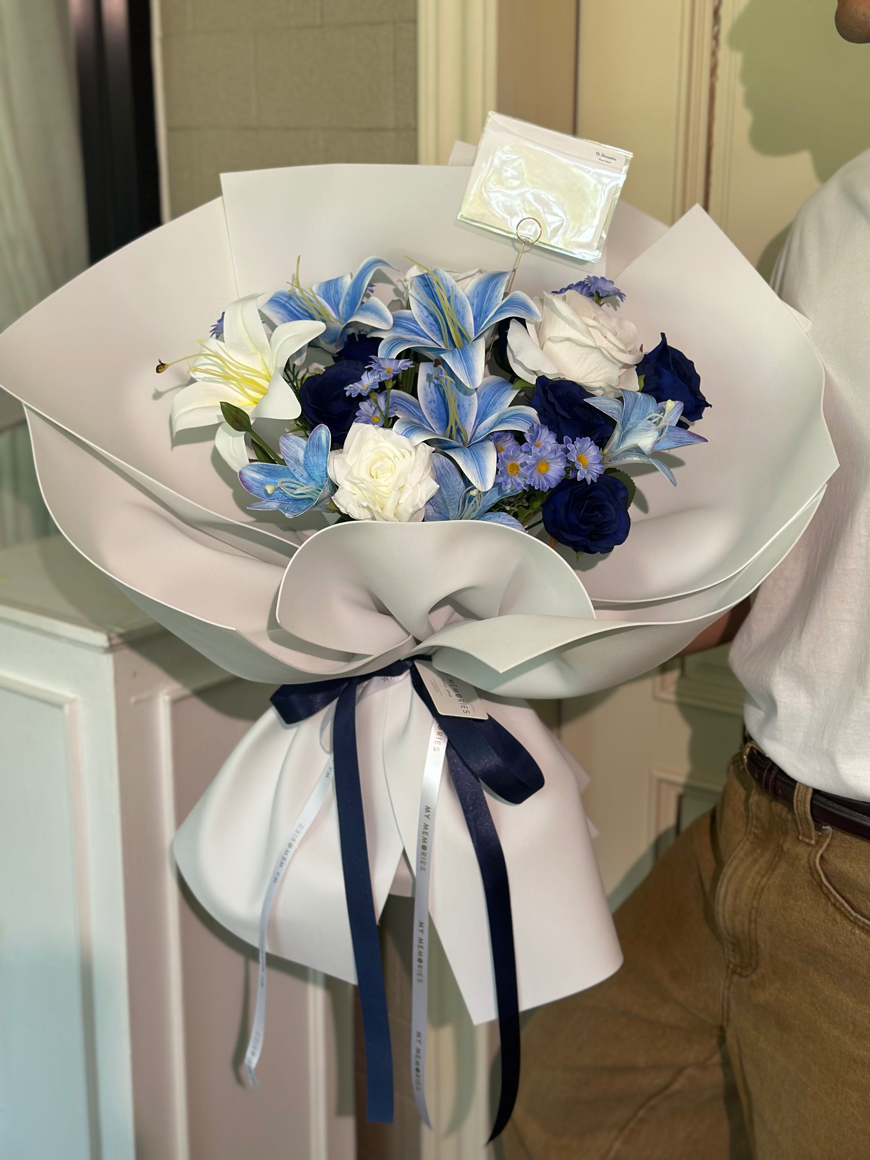 ช่อดอกไม้ดิษฐ์ลิลลี่ขาวน้ำเงินฟ้า