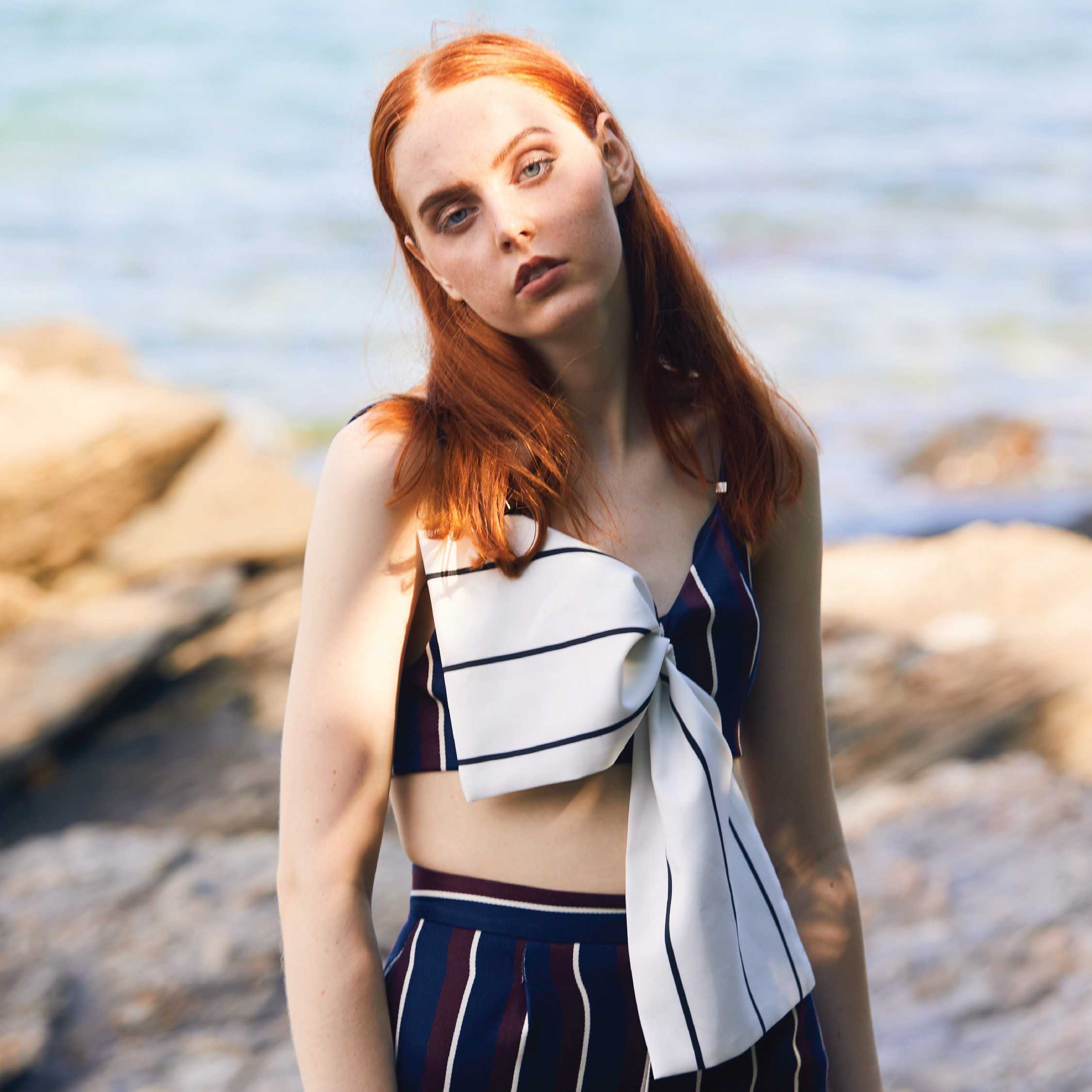 Striped Bow Tie Crop Top : Navy เสื้อครอปสายเดี่ยว ผ้าทอลายทางสีกรม