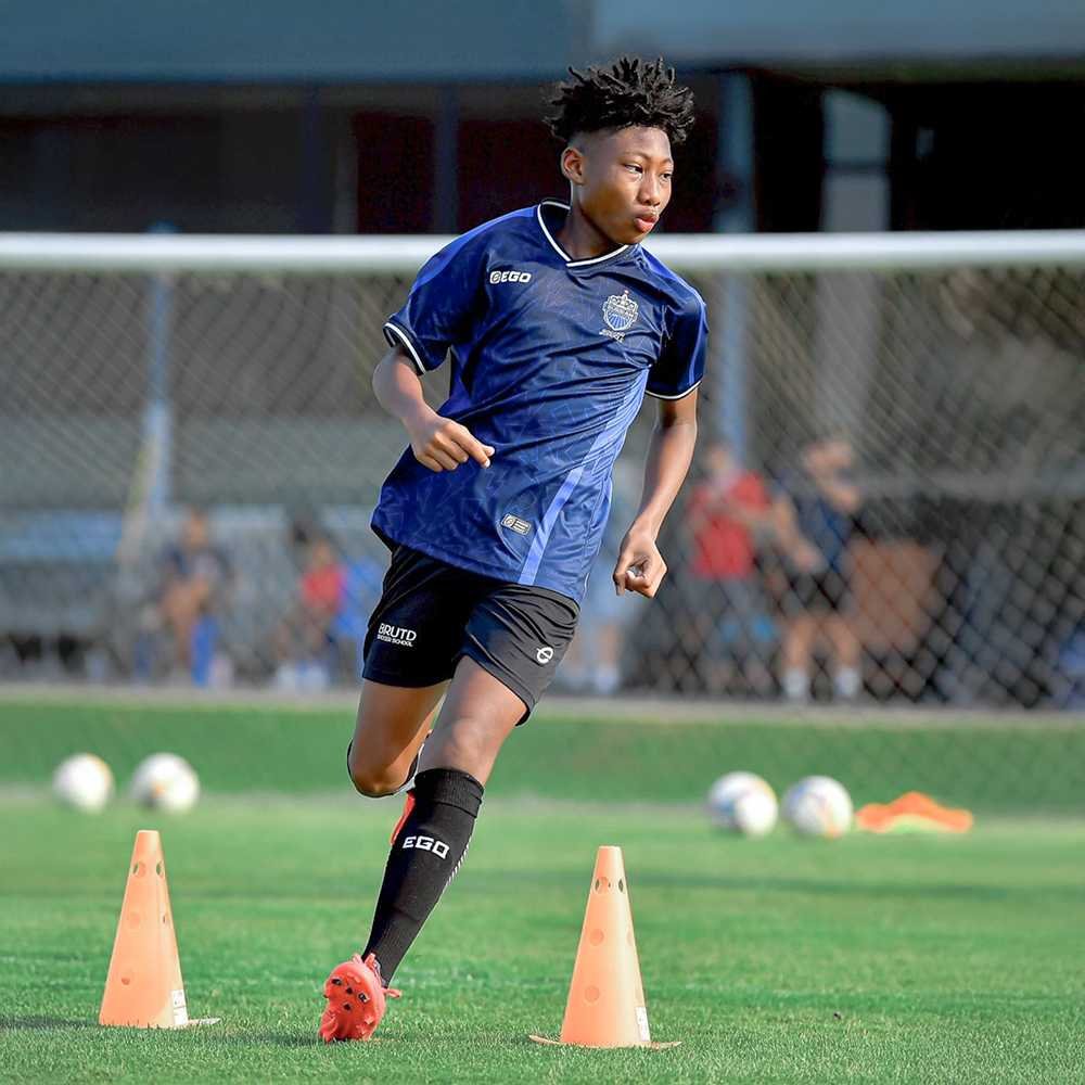 EGO x BRUSS เสื้อคอวีไขว้แขนสั้นพิมพ์ลาย ฤดูกาล2026