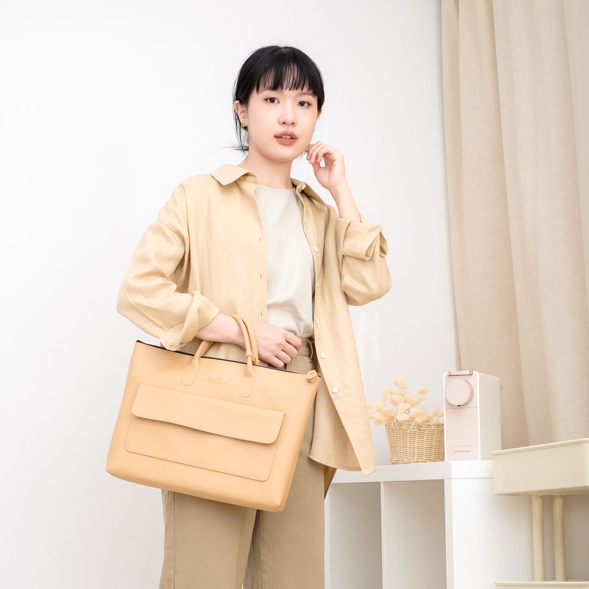 Waralee's Day กระเป๋าถือหนังเทียม หูสั้นทรงเหลี่ยมแบน มีซิป Smart Laptop สีคัสตาร์ด