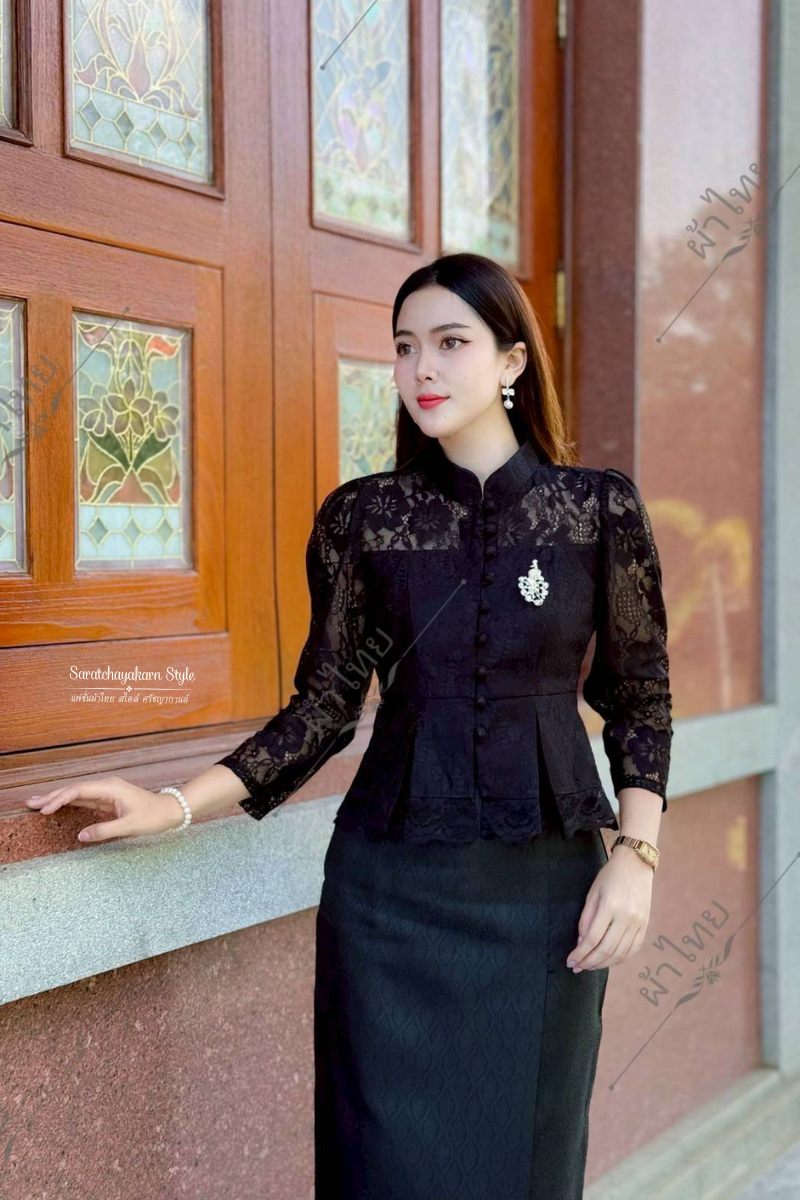 เสื้อลูกไม้ คอจีน กระดุมผ้า แขนยาว ชายระบายแต่งจีบ งานเข้าพรางหุ่น ใส่ออกงาน หรือใส่ไปทำงานสวยมาก