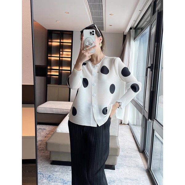 2MUAY รุ่น GPC62242 เสื้ออัดพลีท POLKA DOT BUTTON FRONT PLEATED TOP 2 สี FREE SIZE