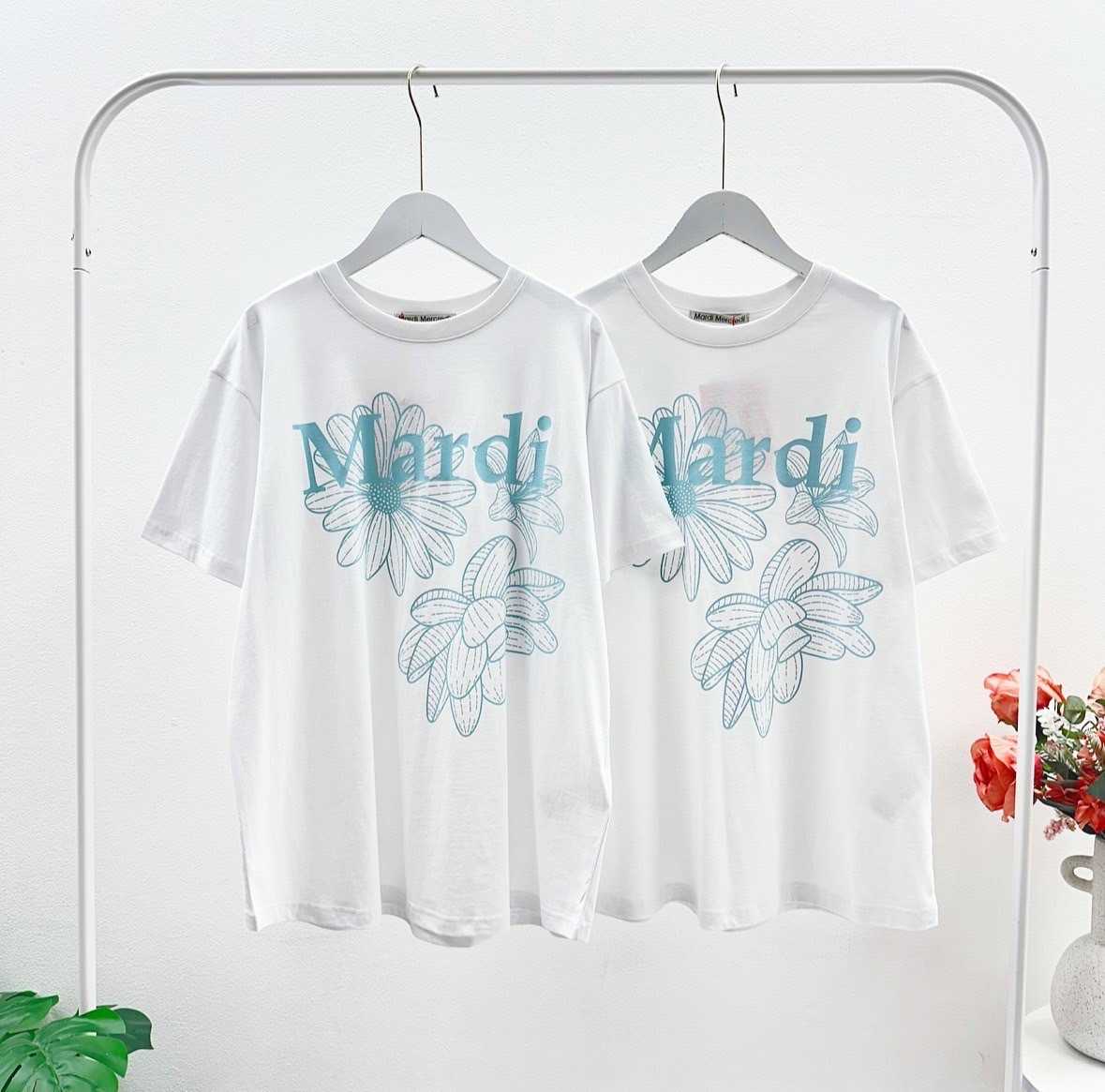 พร้อมส่ง Mardi Tripple Flower T-Shirt ( White/Sky )